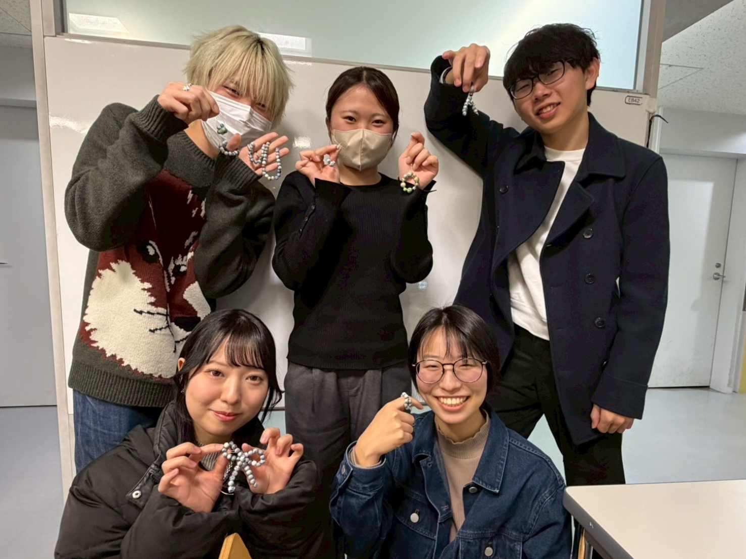 早稲田大学 Precious Plastic Waseda 学生たちと完成したビーズアクセサリー