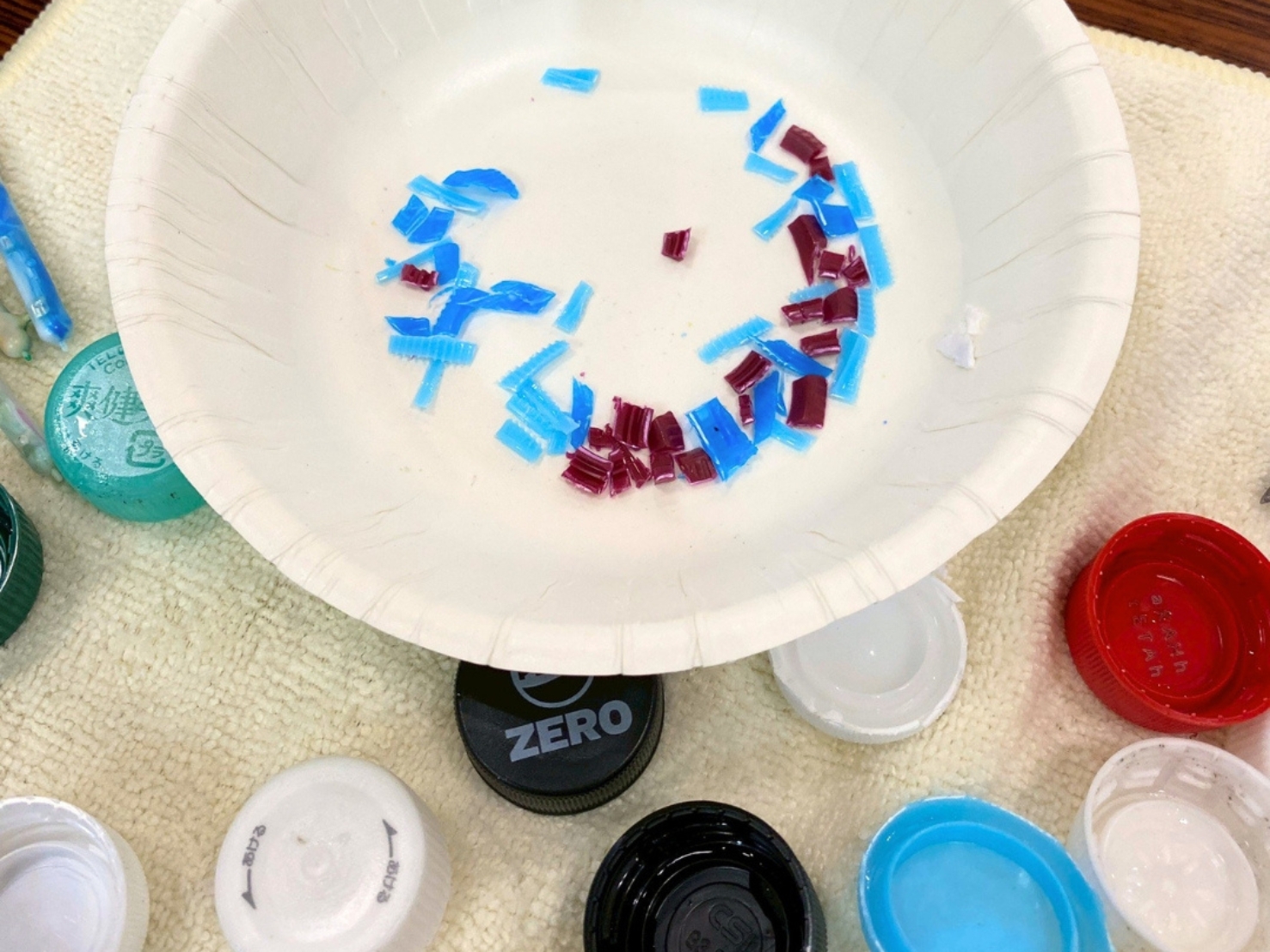 洗浄・粉砕されたペットボトルキャップ - ビーズの原料となる粉砕プラスチック