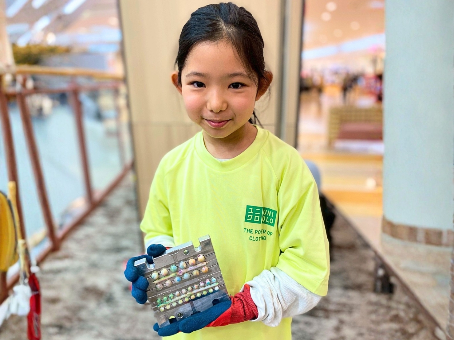 UNIQLOユニフォームの女の子がビーズの金型を手にする - SPOGOMI × UNIQLO ワークショップ
