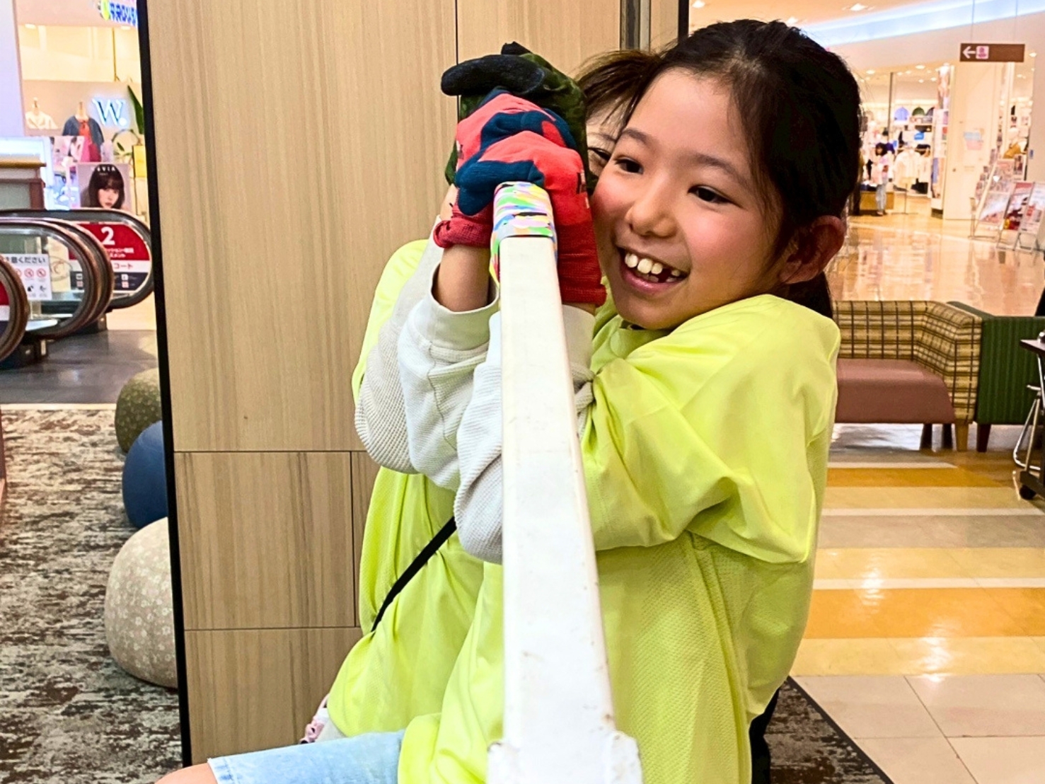 UNIQLO Tシャツの女の子が射出成形機を笑顔で操作 - 子どもも参加できるアップサイクル体験