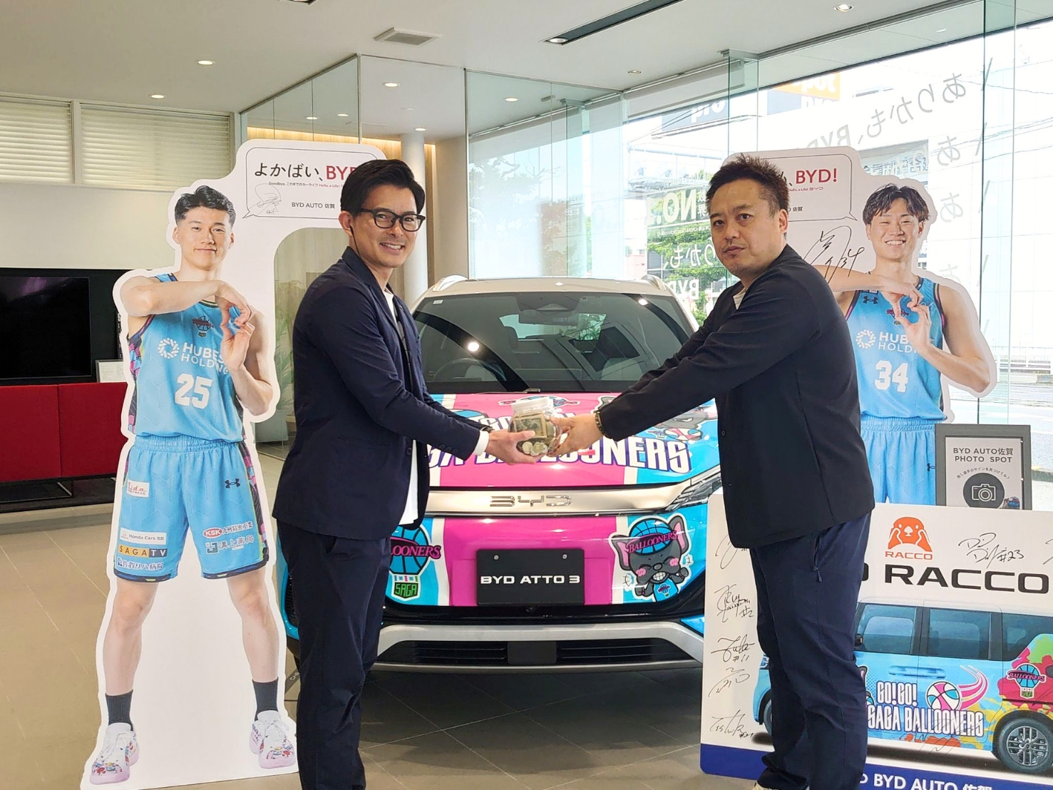 BYD AUTO佐賀店長の渡邊さまから募金を受け取る様子