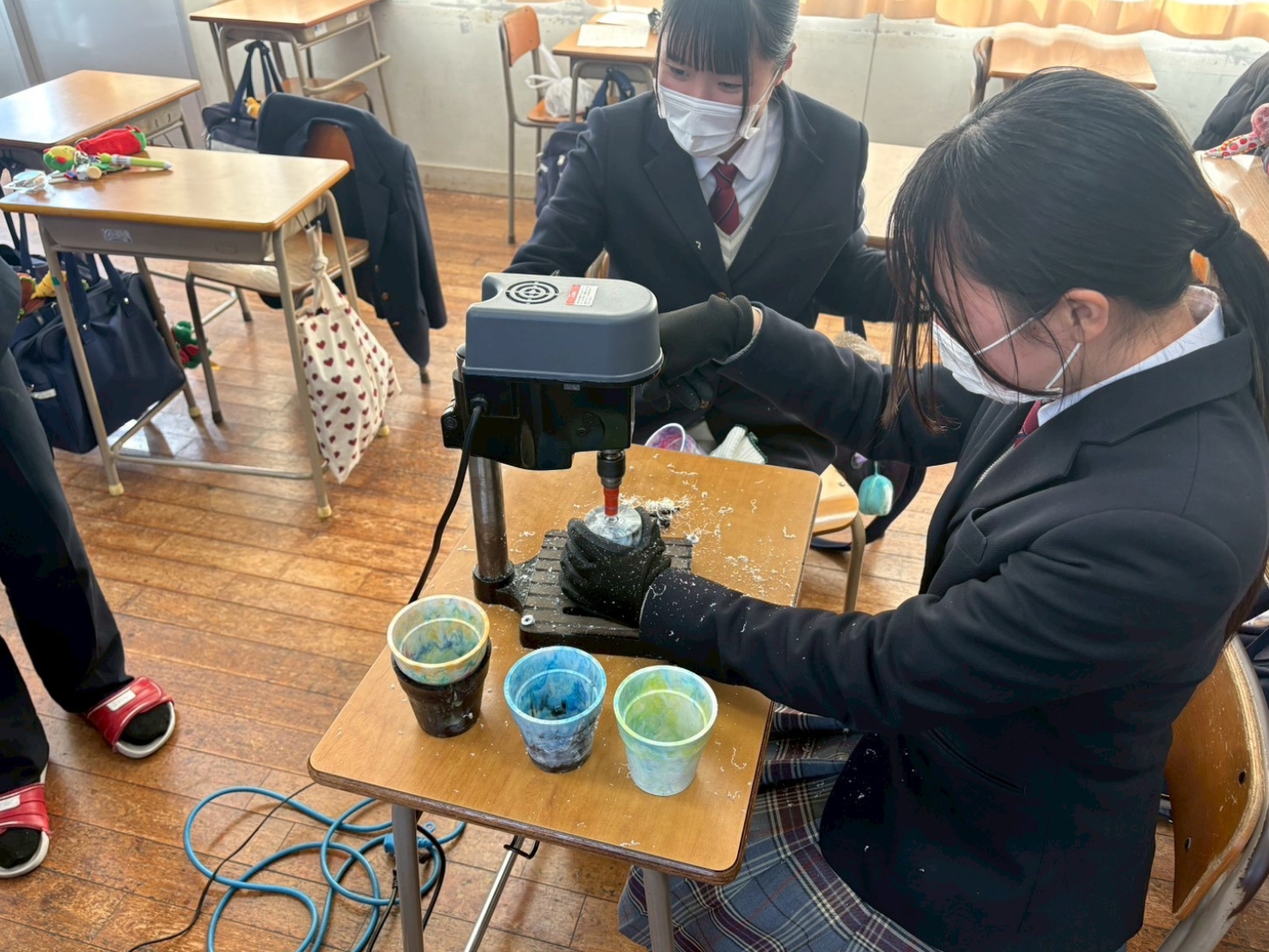 ペットボトルキャップや廃プラスチックを使ったフラワーポット制作の様子
