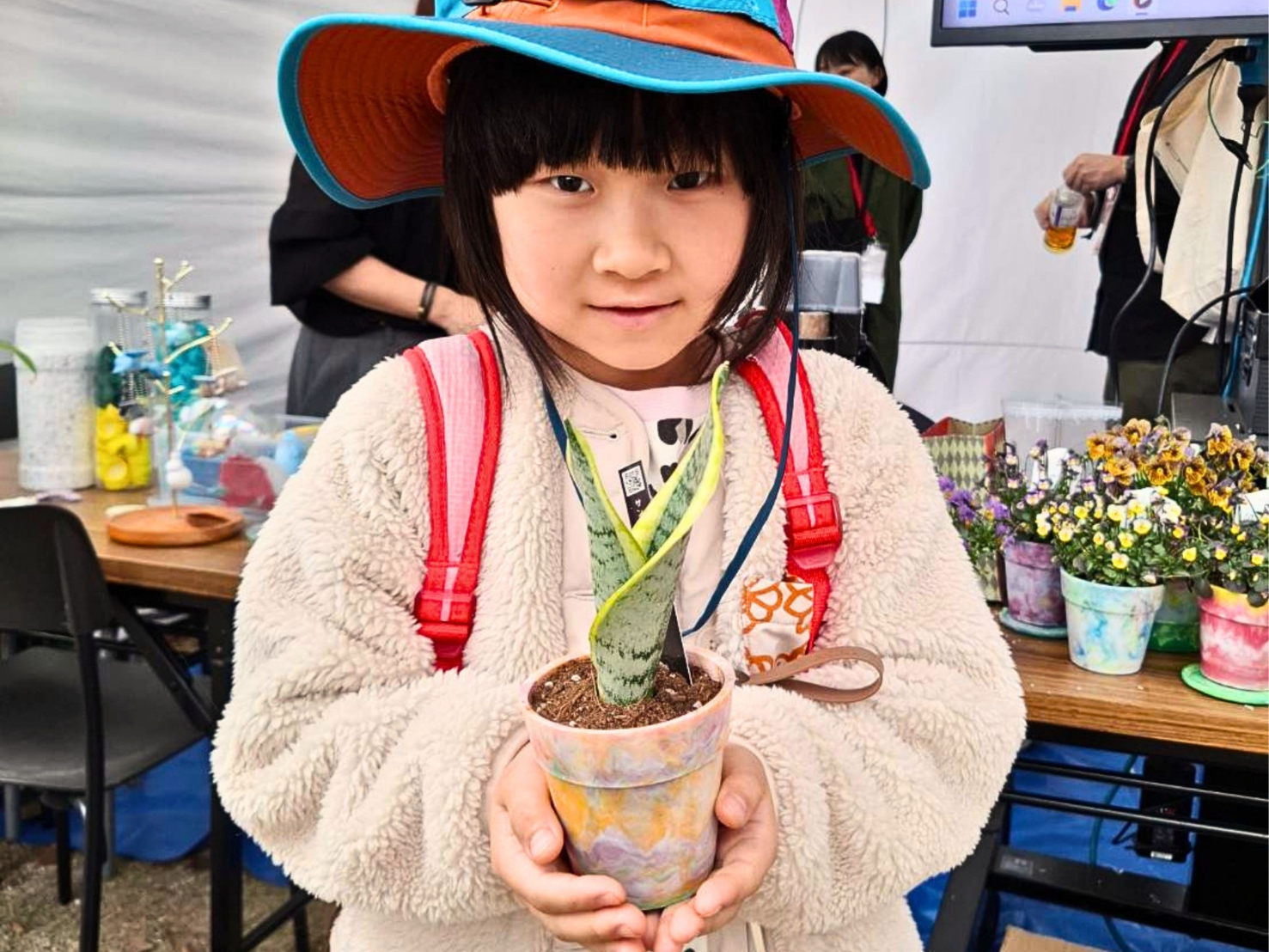 第一園芸センターの観葉植物と七山CLEMA FACTORYのビオラ展示