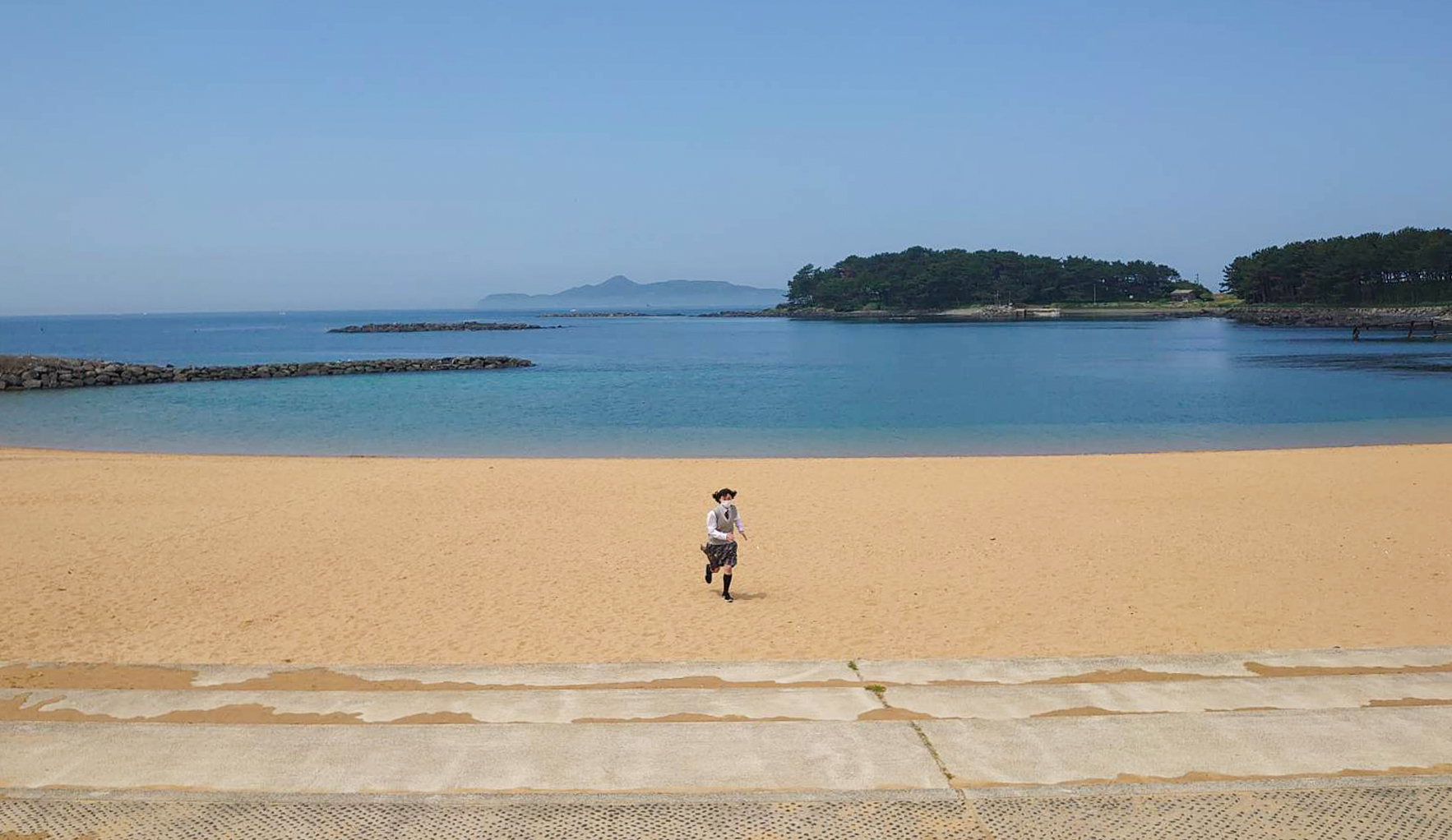 山並みを背に、田植えを終えた水田が広がる唐津市相知町横枕の里山