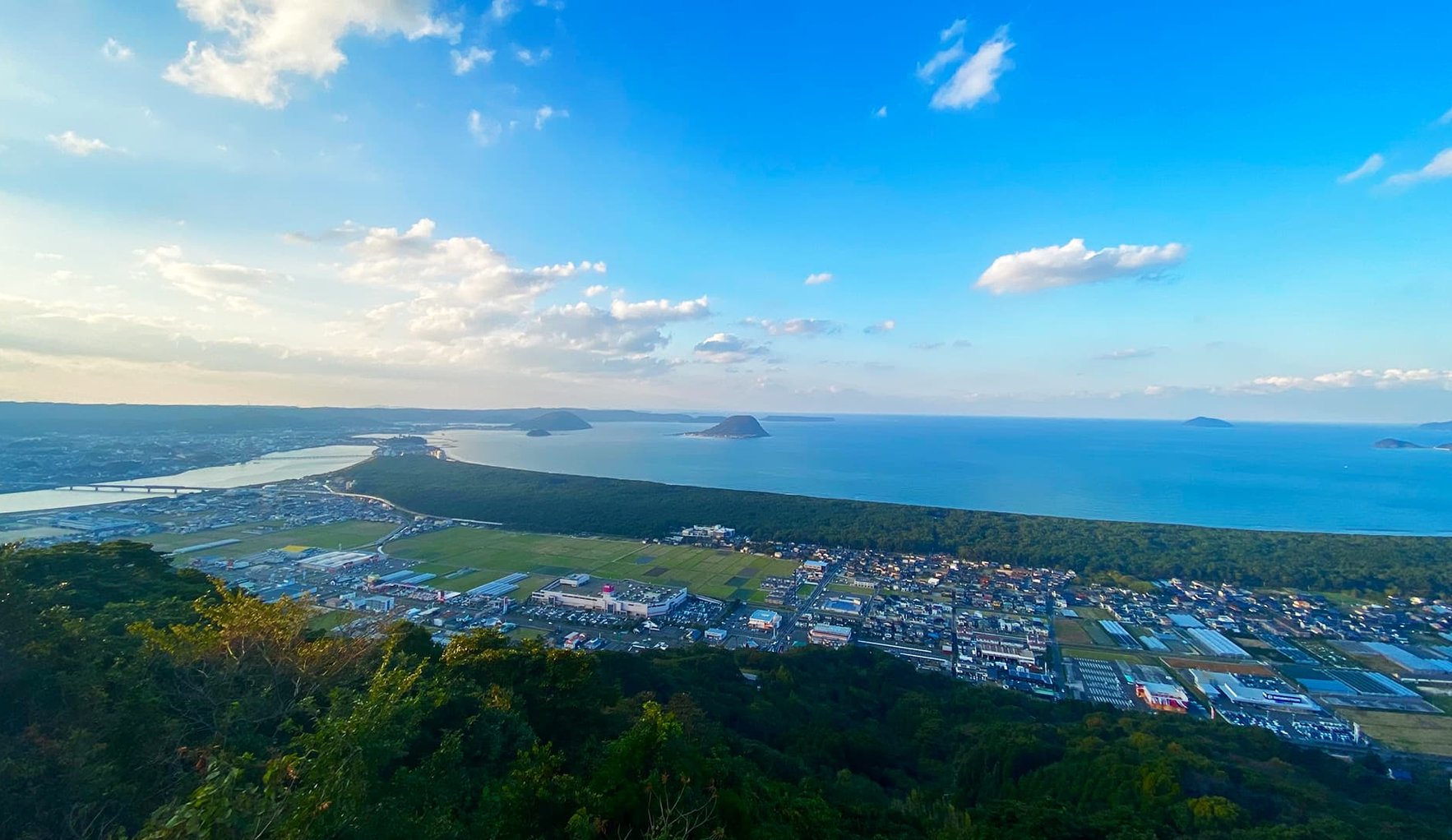 高台から見た唐津の海と市街地