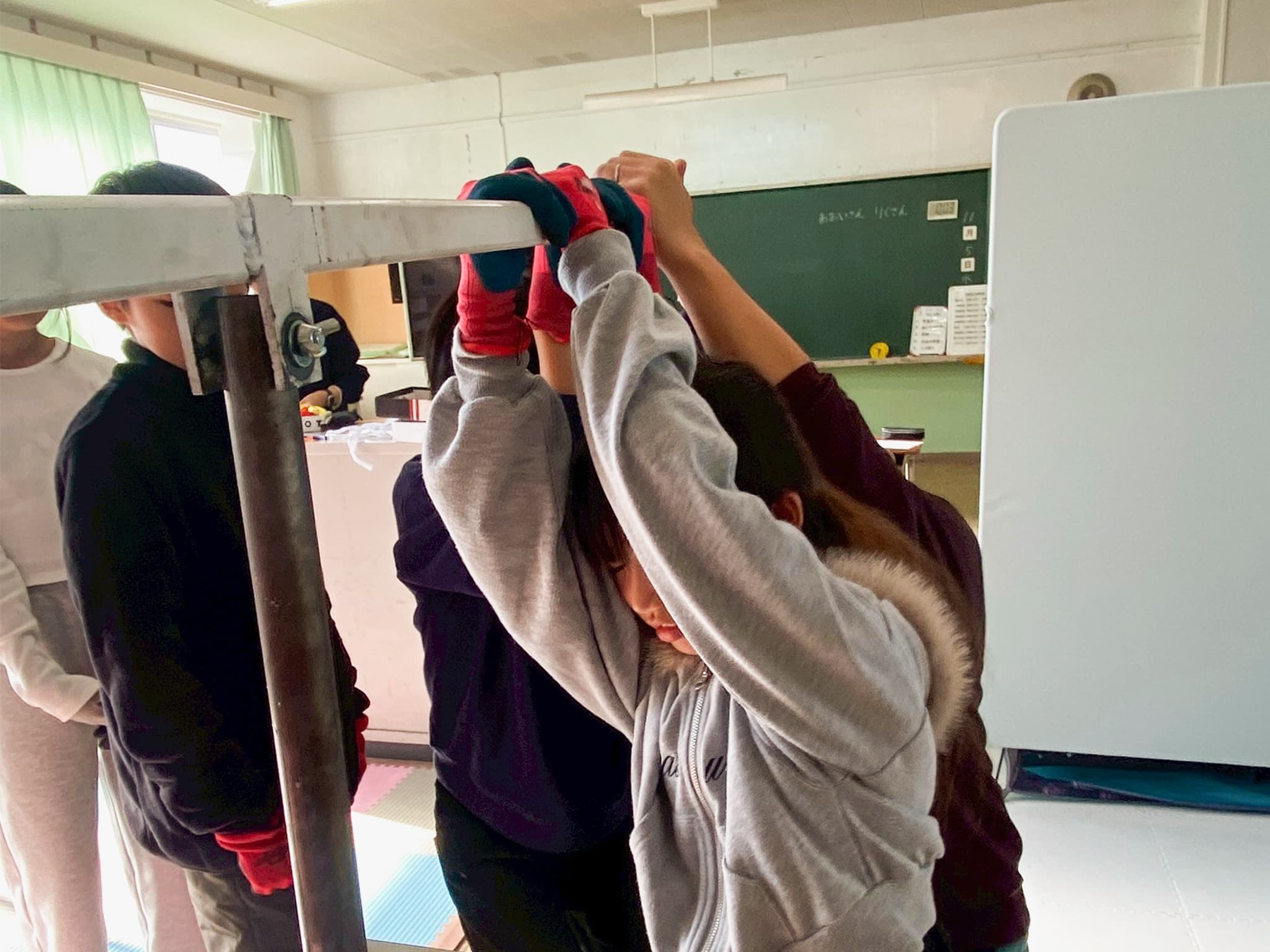 東の浜の環境について学ぶ児童たち