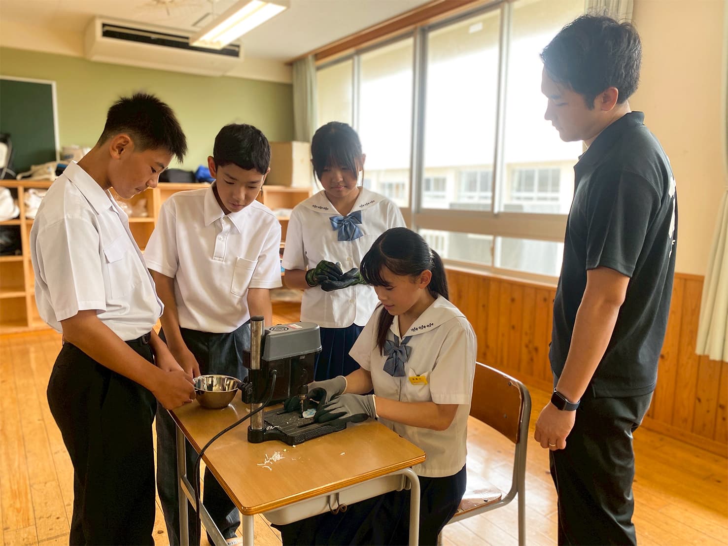 大阪・関西万博Blue Ocean Domeで上映されたアニメ『おとーしゃ』を鑑賞する生徒たち