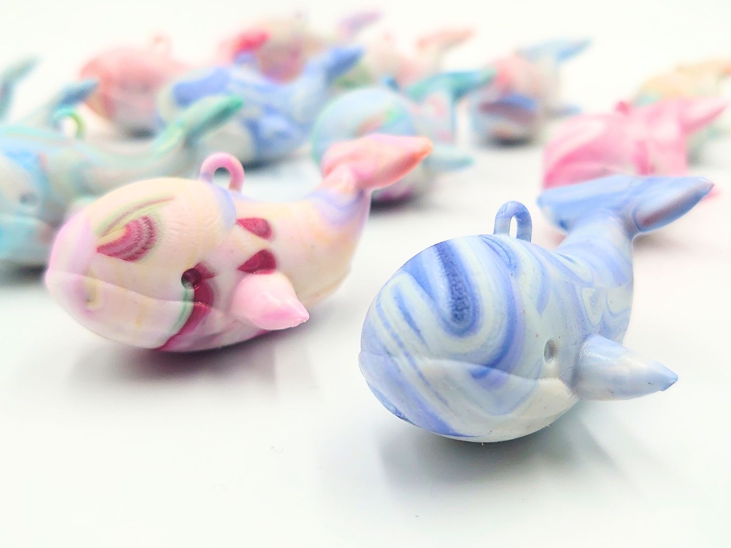 The Whale クジラキーホルダー - 唐津で集めたペットボトルキャップから生まれた、色も模様も世界にひとつだけのサステナブルなお土産
