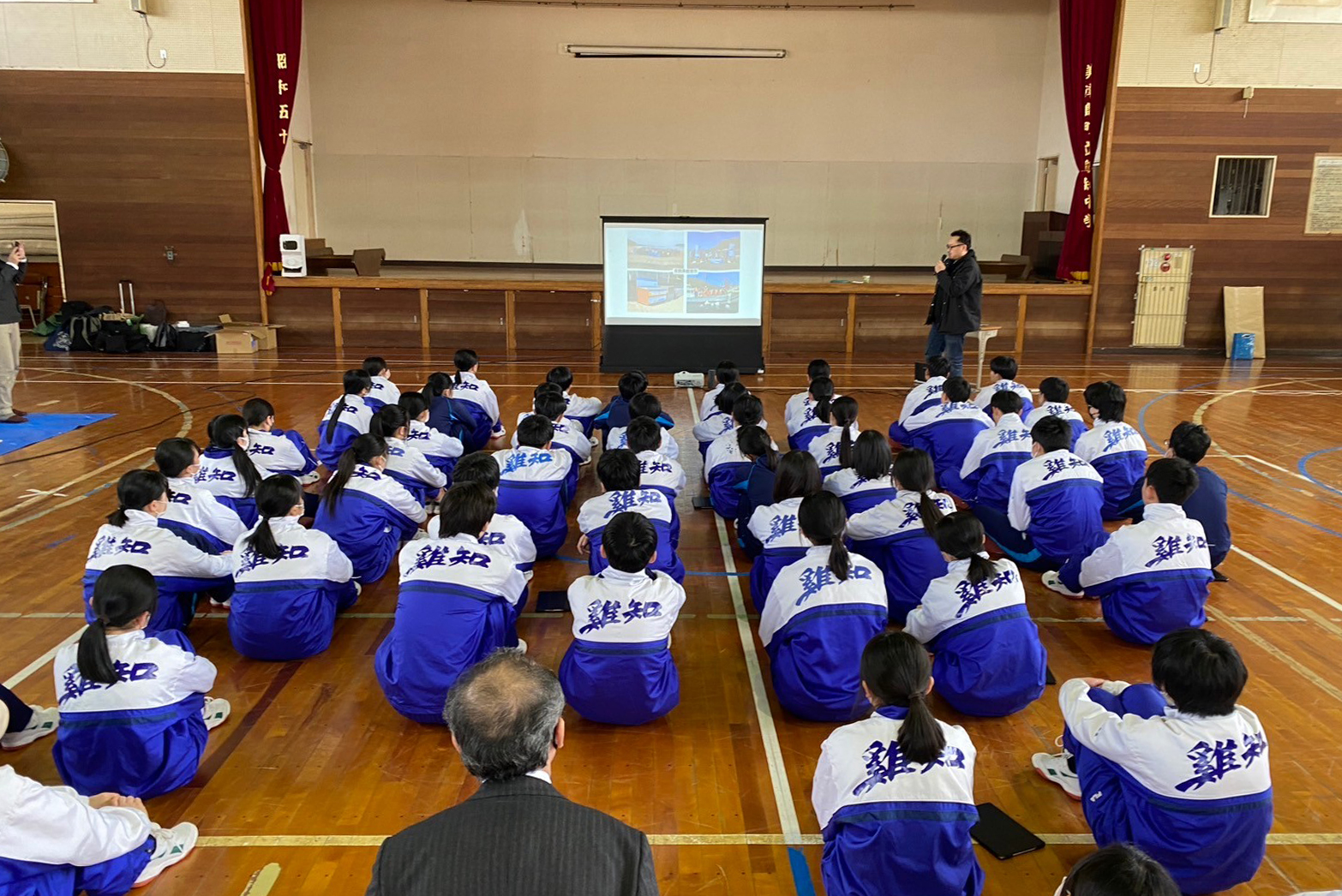対馬市鶏知中学校の3年生にアップサイクルのワークショップ