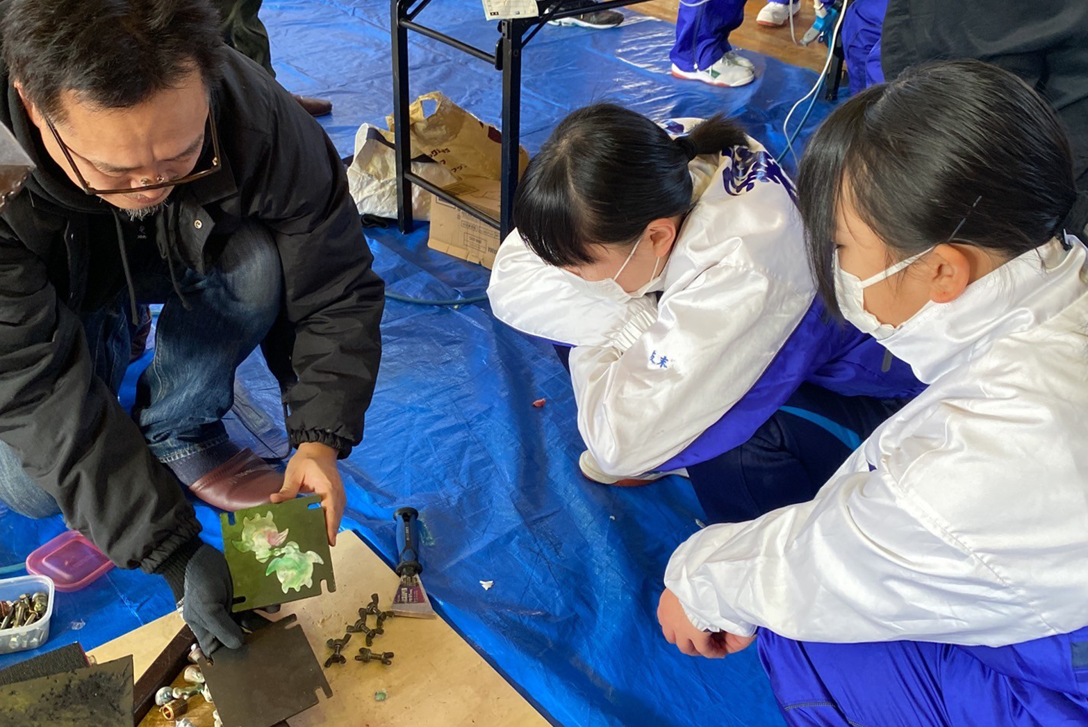 対馬市鶏知中学校の3年生にアップサイクルのワークショップ