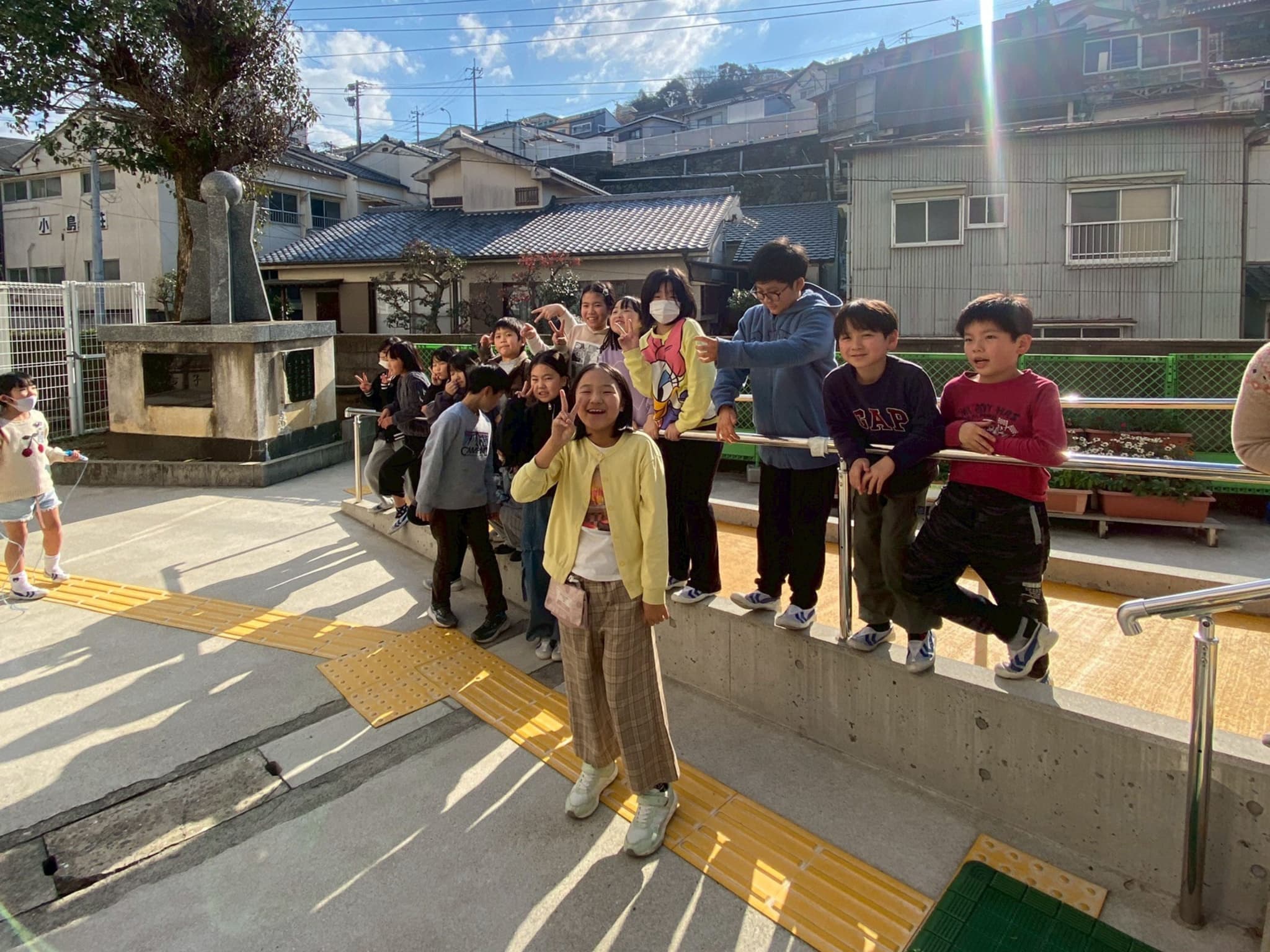 児童がデザインした魚のキーホルダーを制作する様子