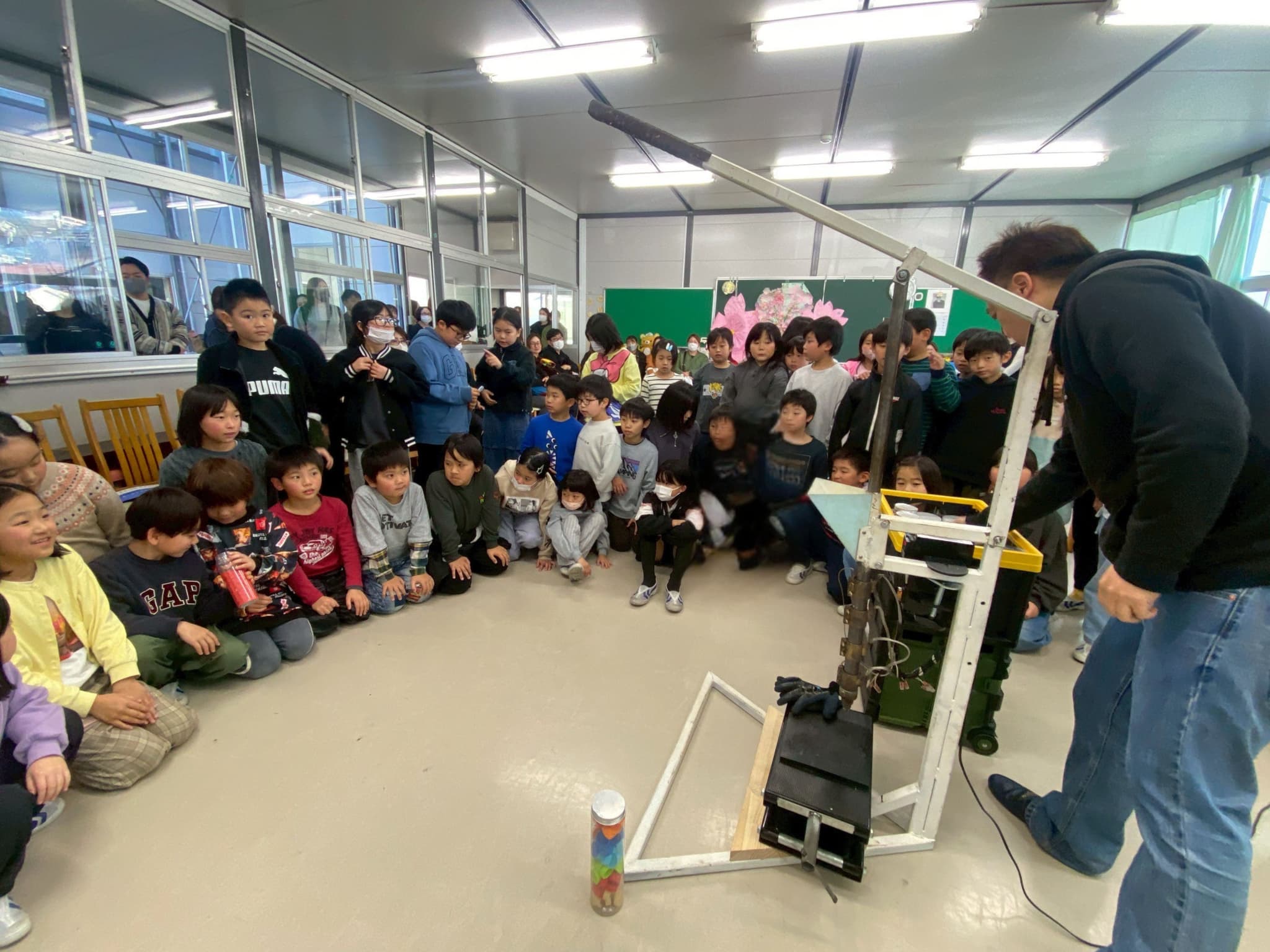 射出成型機を使ったキーホルダー制作体験