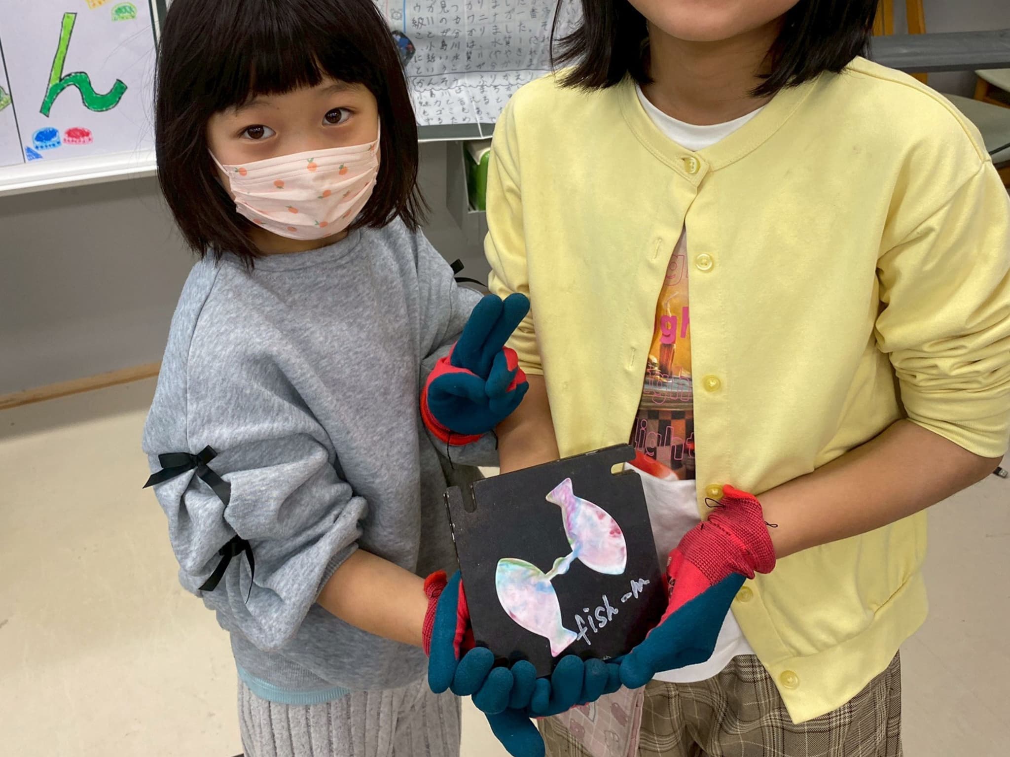 色とりどりの魚のアップサイクルキーホルダー