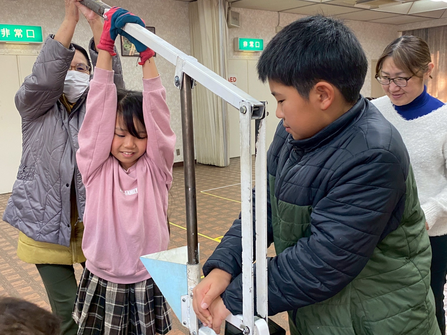 完成したオリジナルキーホルダーを手にする子どもたち