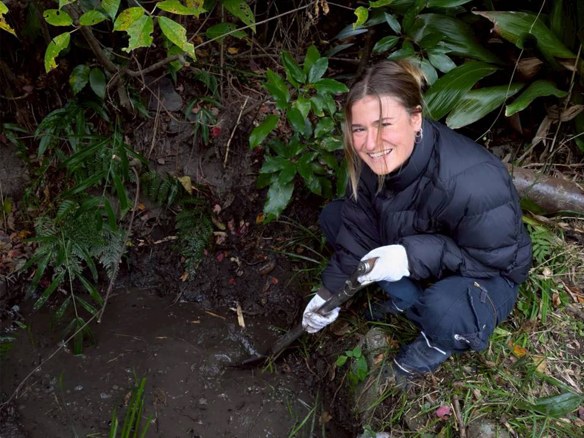 湧水の清掃作業