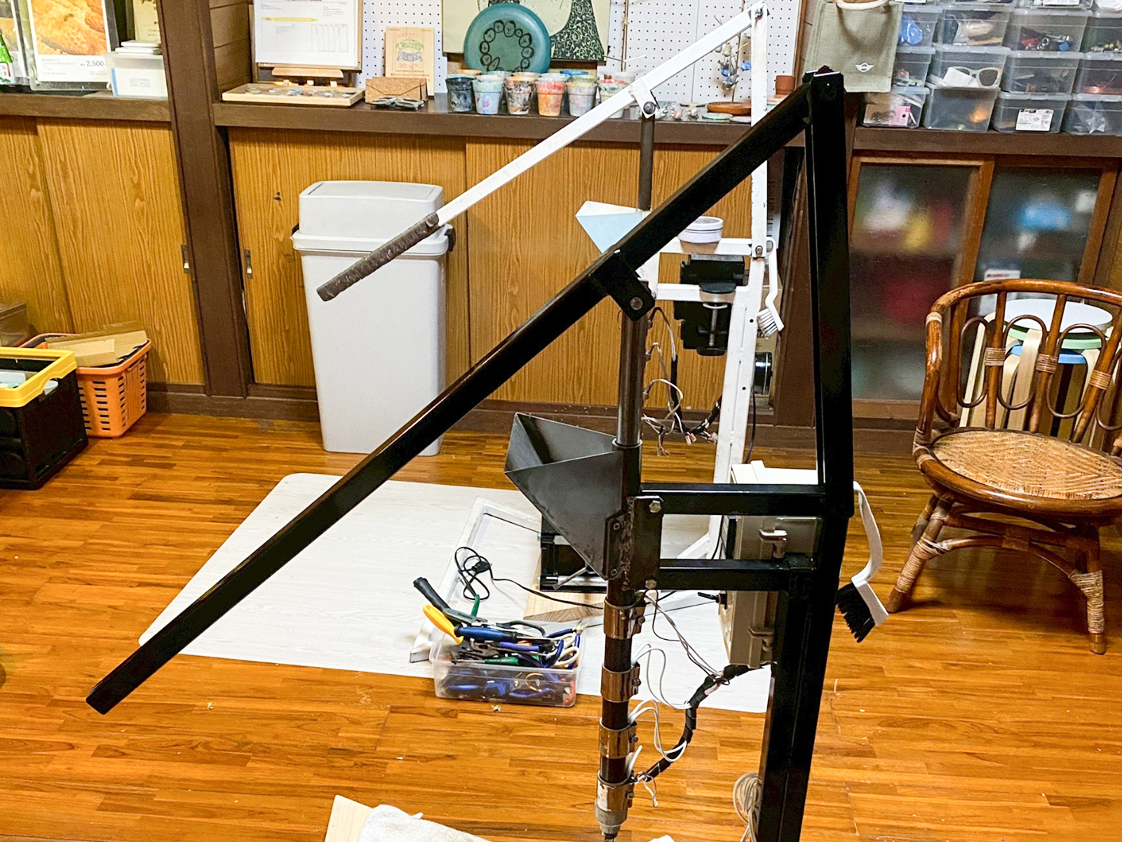 唐津の工房に置いた手づくりの射出成形機