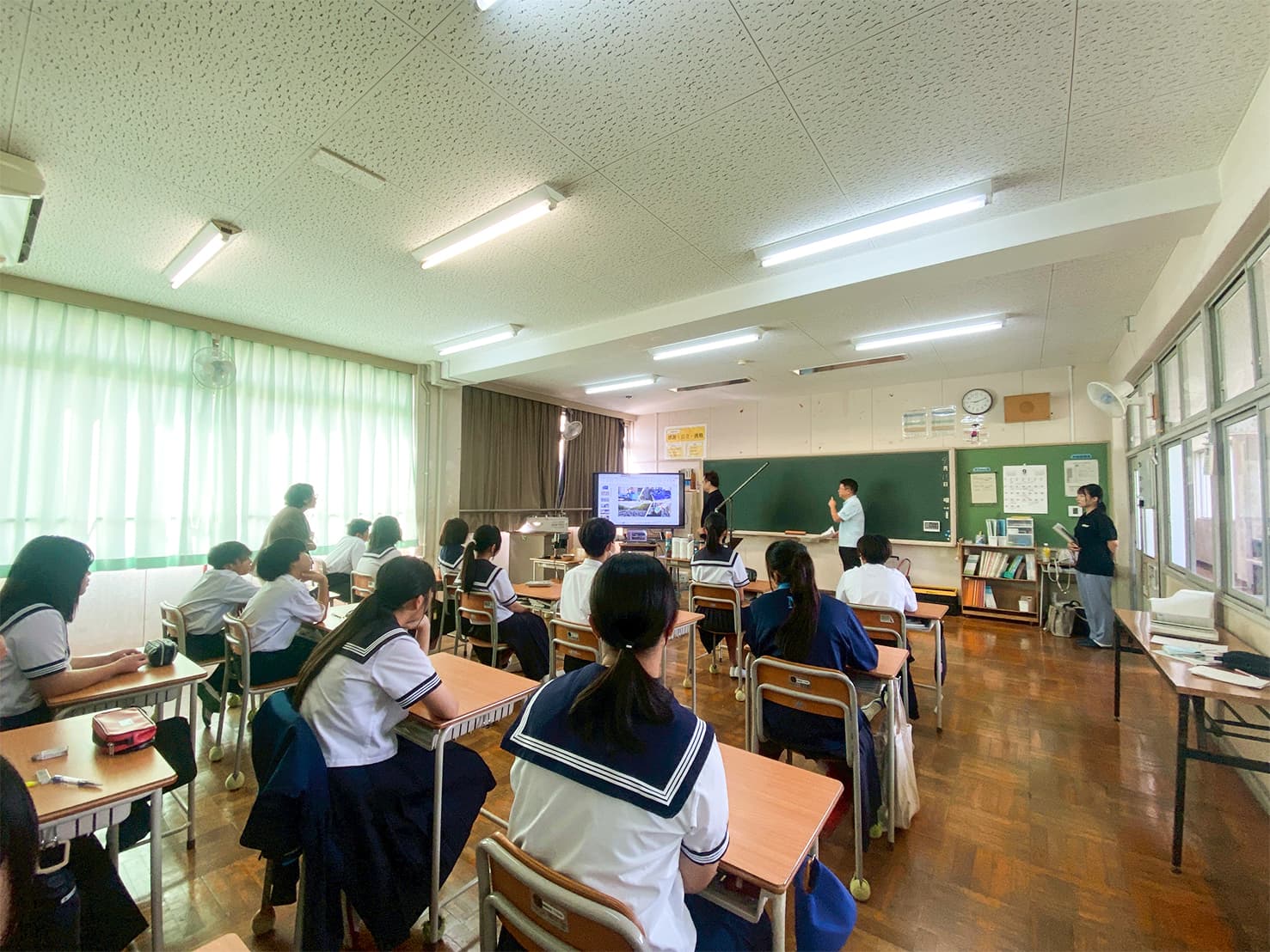 デジタル波絵馬に海や環境への願いを書く生徒たち