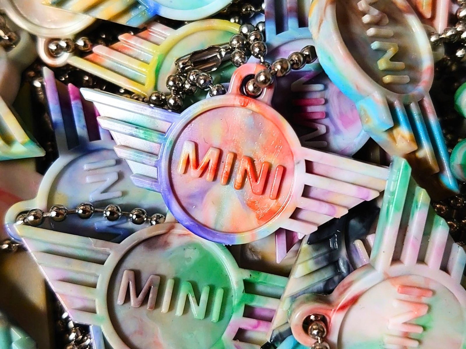 色とりどりのマーブル模様に仕上がった、MINIロゴのキーホルダーの接写
