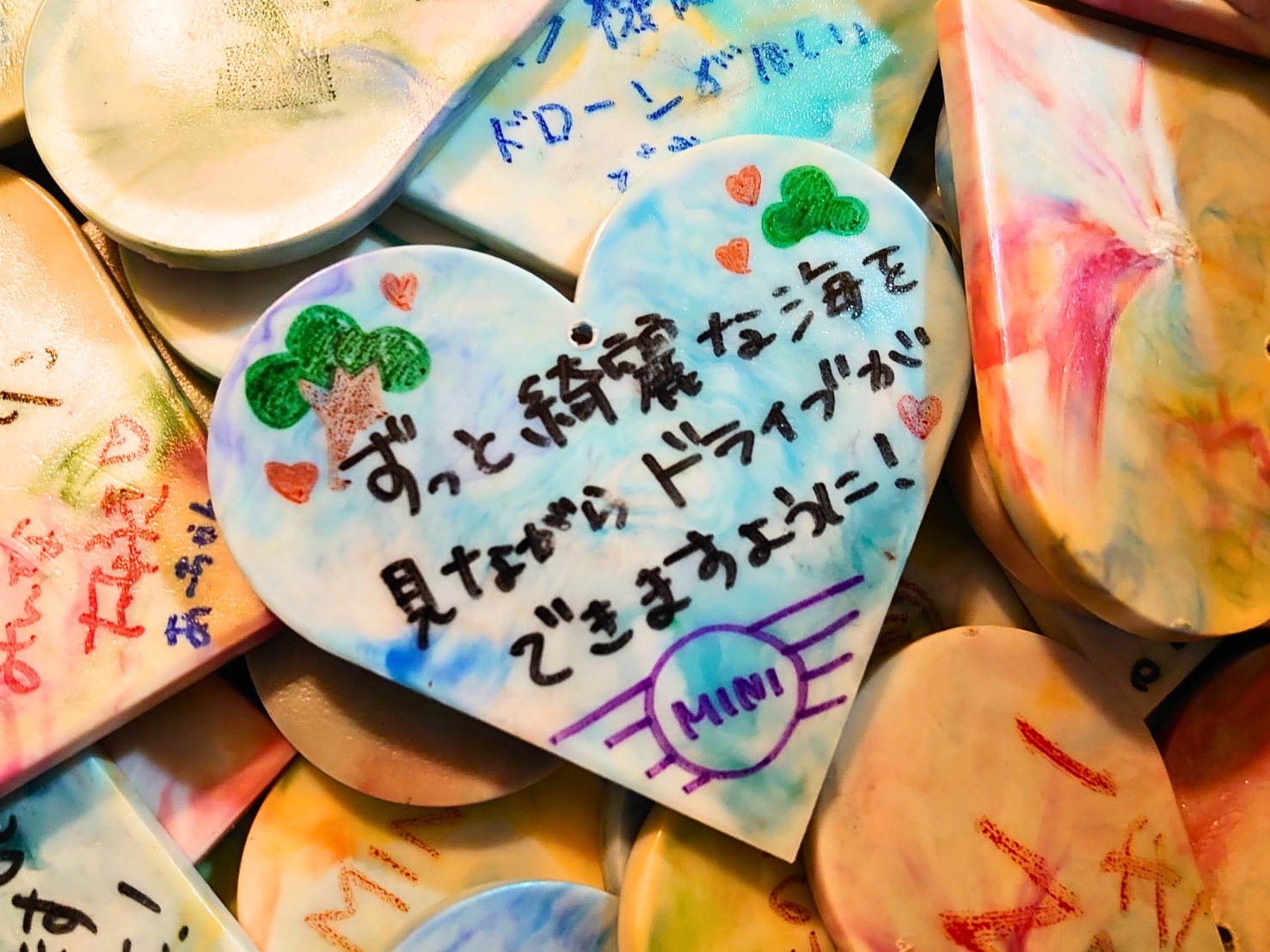 昨年のワークショップで願いが書き込まれたハートのツリーオーナメント