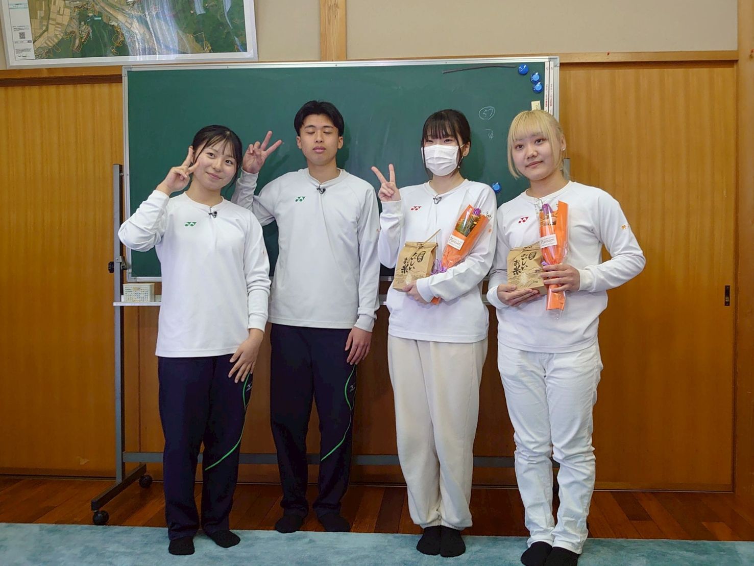卒業生へのサプライズ花束 唐津南高校