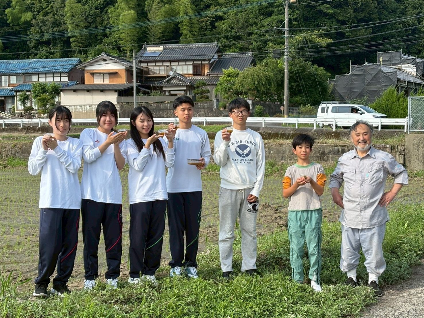 採蜜に参加した唐津南高校の生徒と横枕の地域のみなさんの集合写真