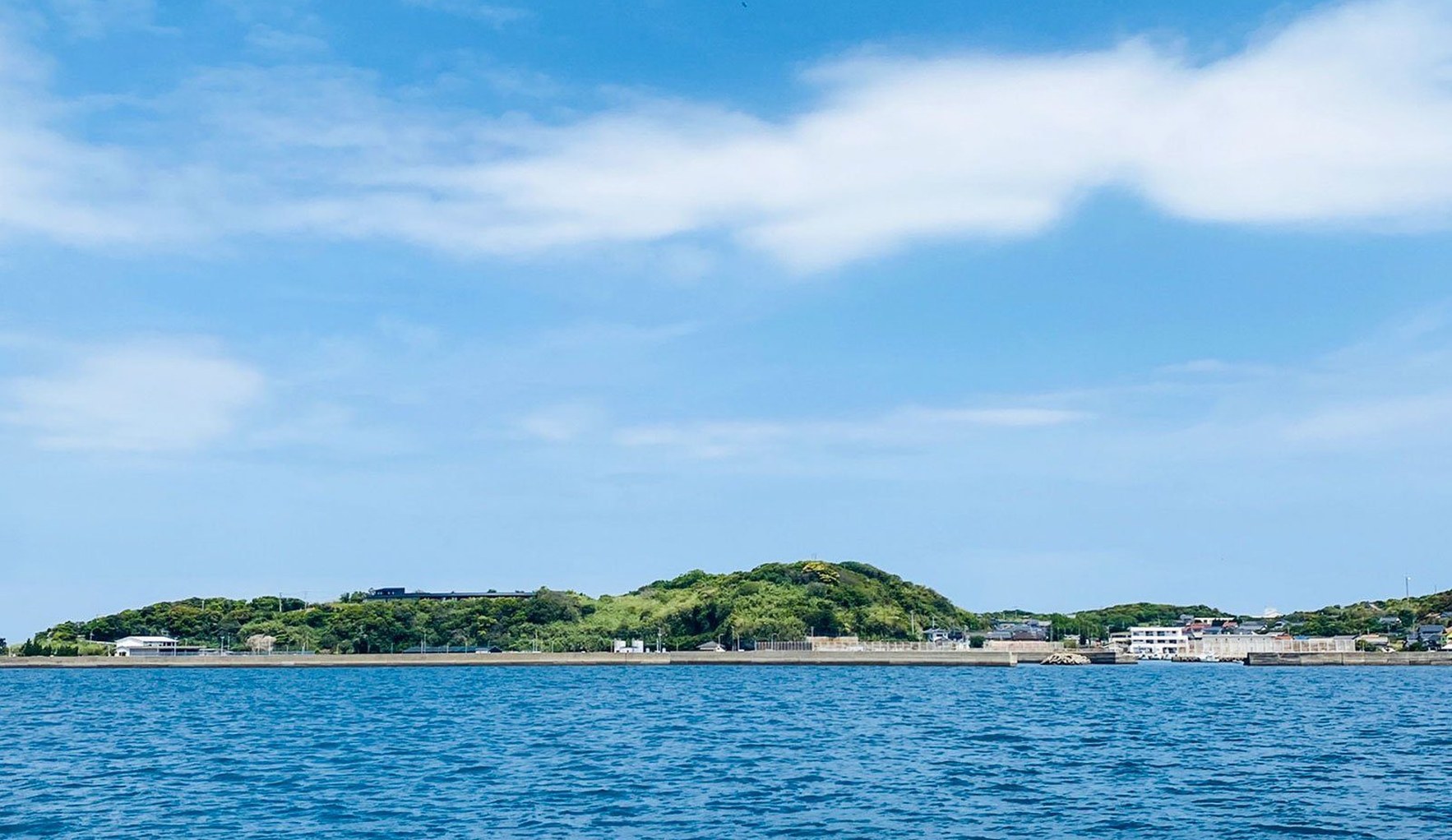青空の下に広がる海と、海に浮かぶ島