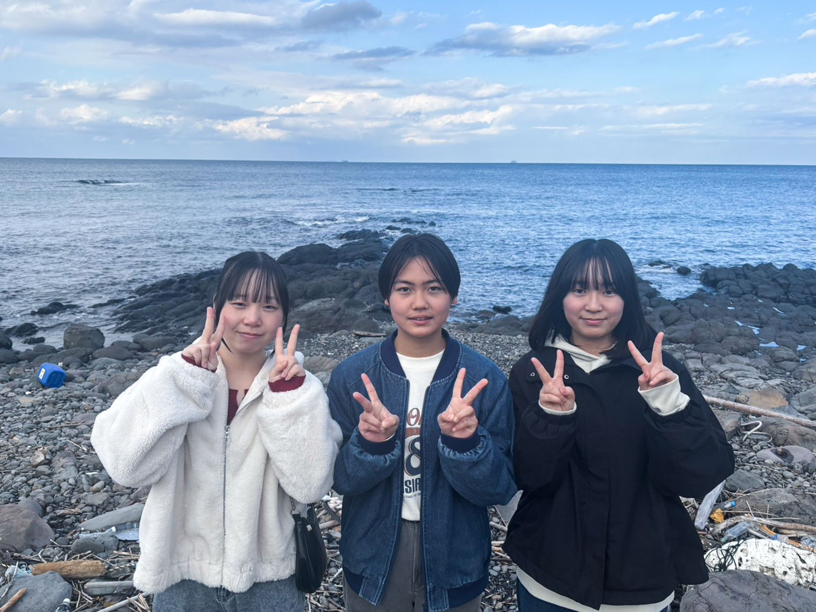 2026年のお正月 小川島の浜に集まったおがわプロジェクトの3人