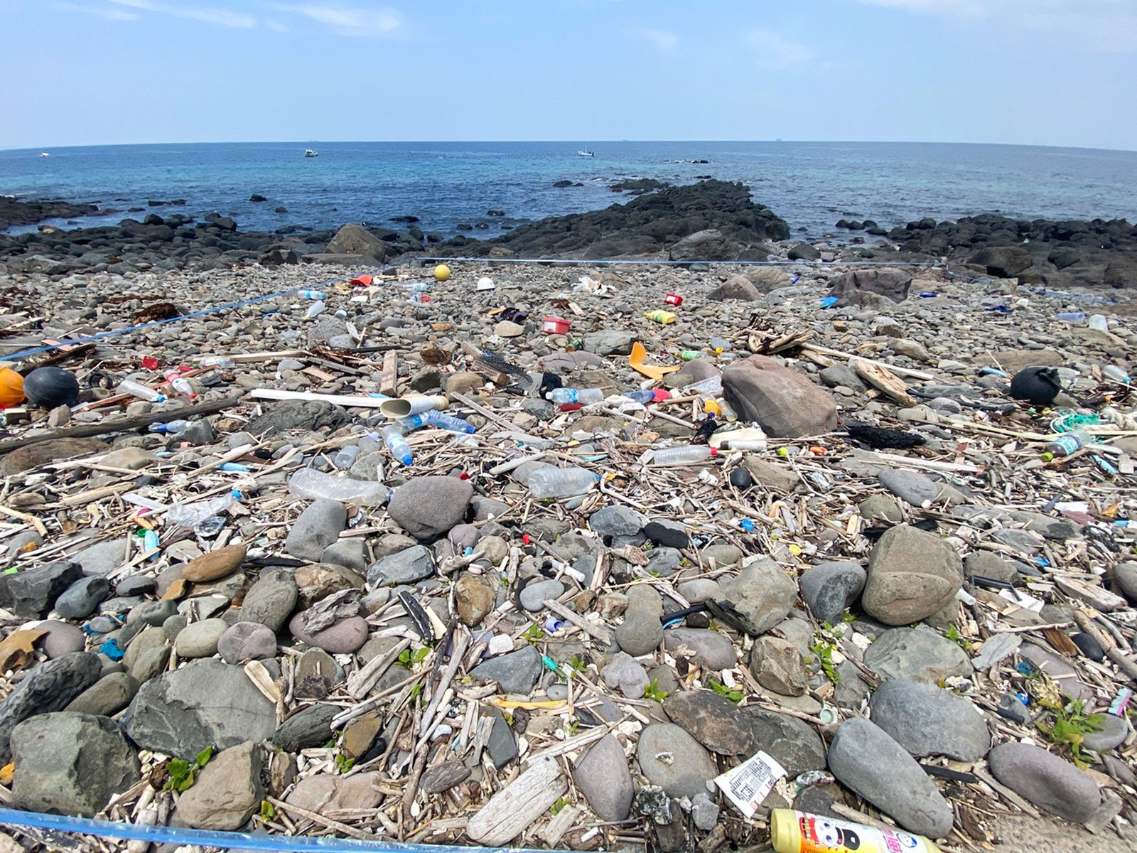 小川島の磯に流れ着いた漂着ごみ