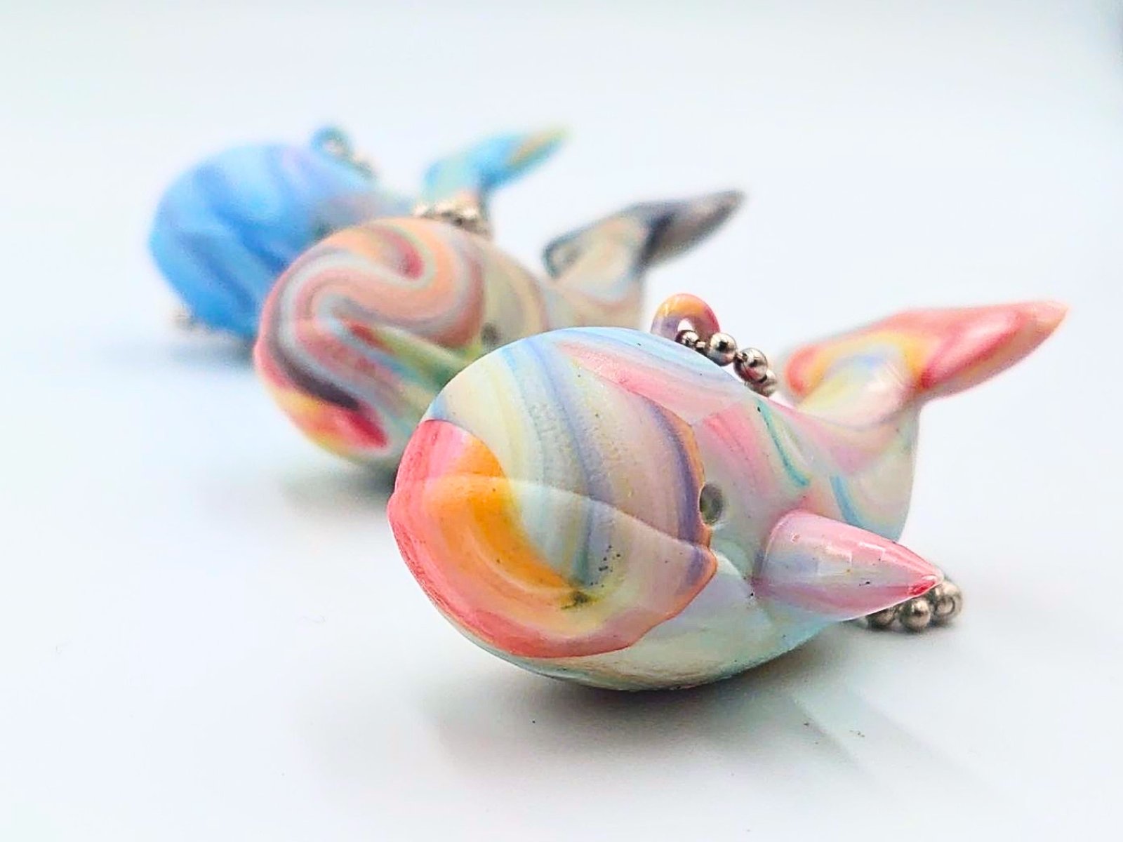 小川島のクジラのタイルアートから生まれたキーホルダー The Whale