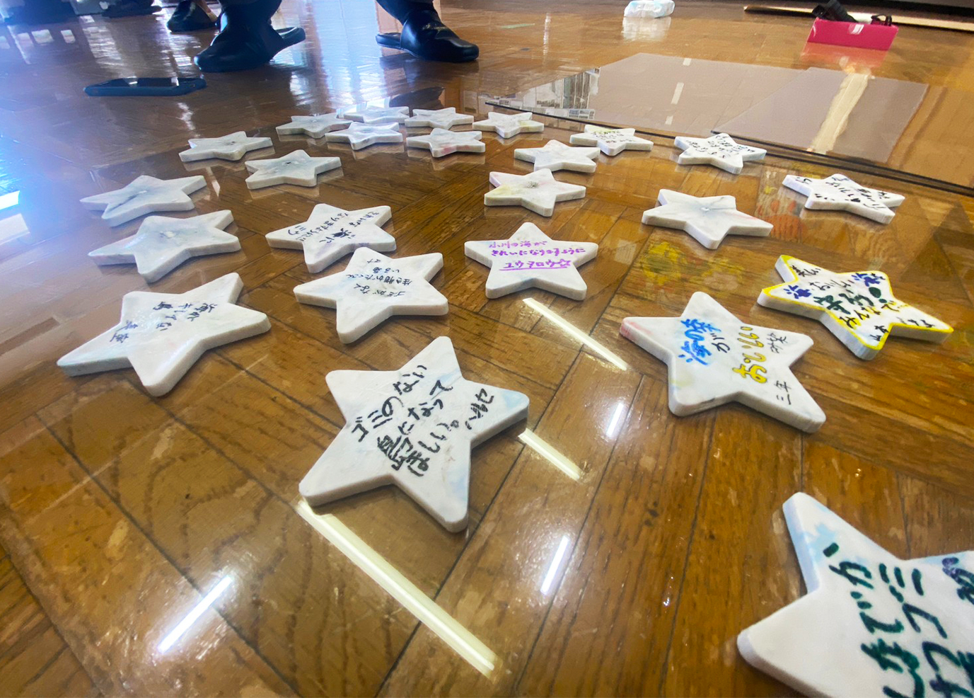 小学生がプラスチックをリサイクルした星に思いを書き込む