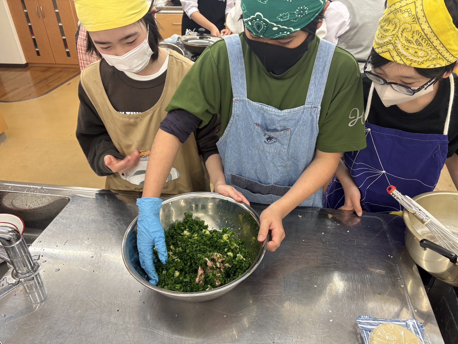 パセリたっぷりの餃子の餡づくりに取り組む子どもたち