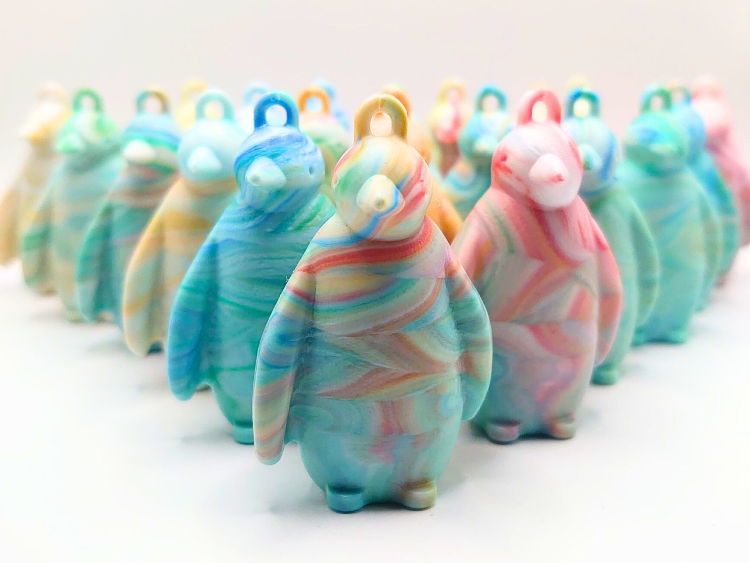 ペンギンキーホルダー(ファーストペンギン) - パステル系のマーブル模様で成形された一点もの