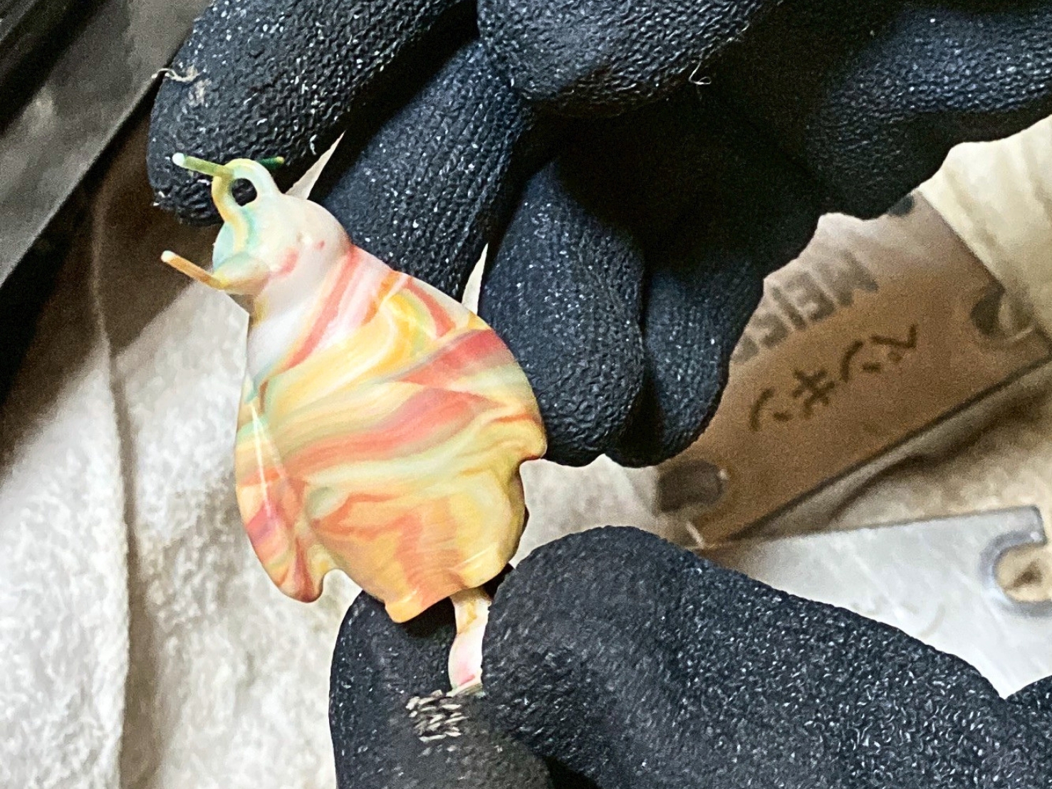 ペンギンキーホルダー成形直後 - 廃ペットボトルキャップが世界に一つのマーブル模様に変わる瞬間