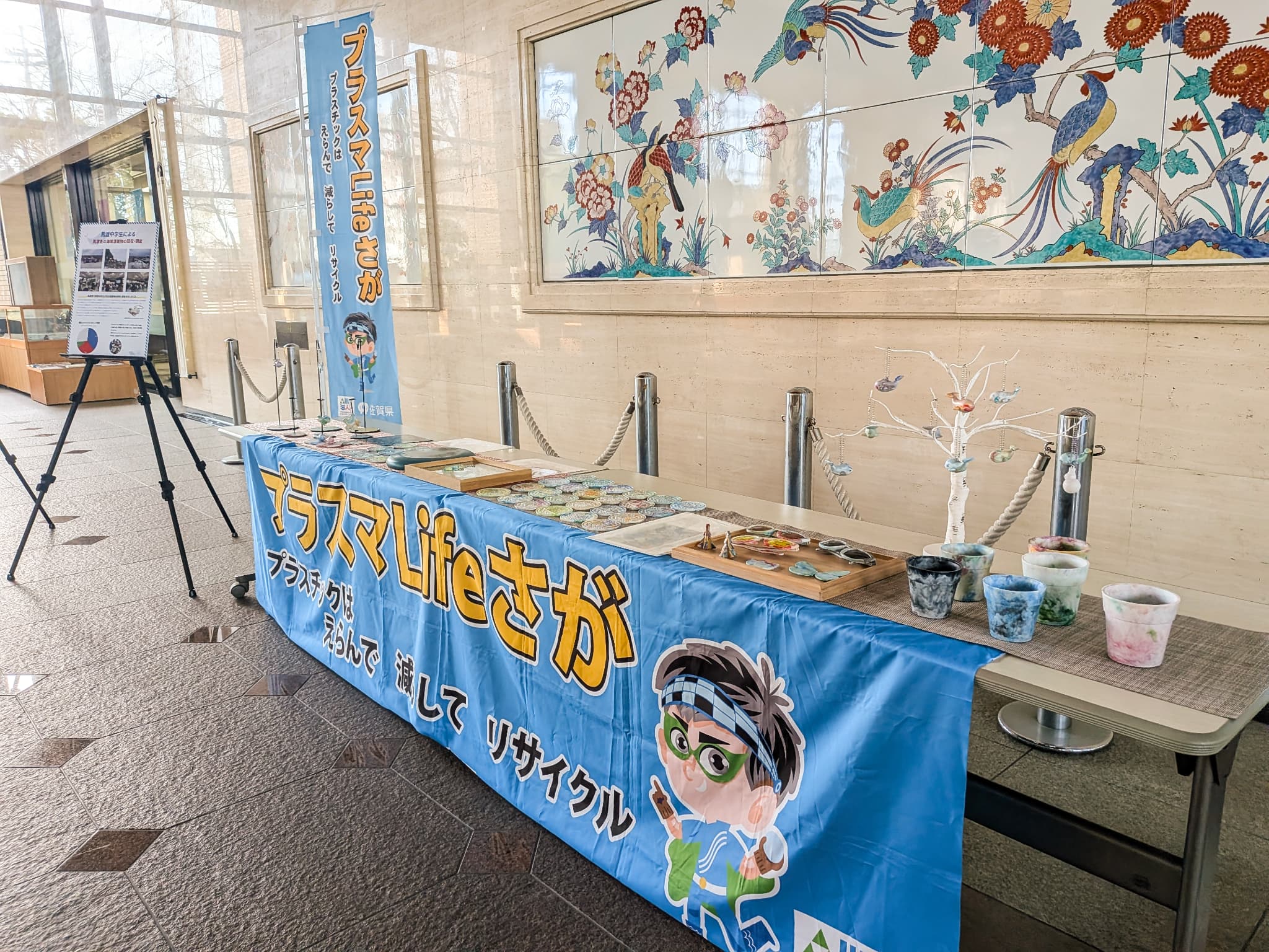 来場者が展示を鑑賞する様子