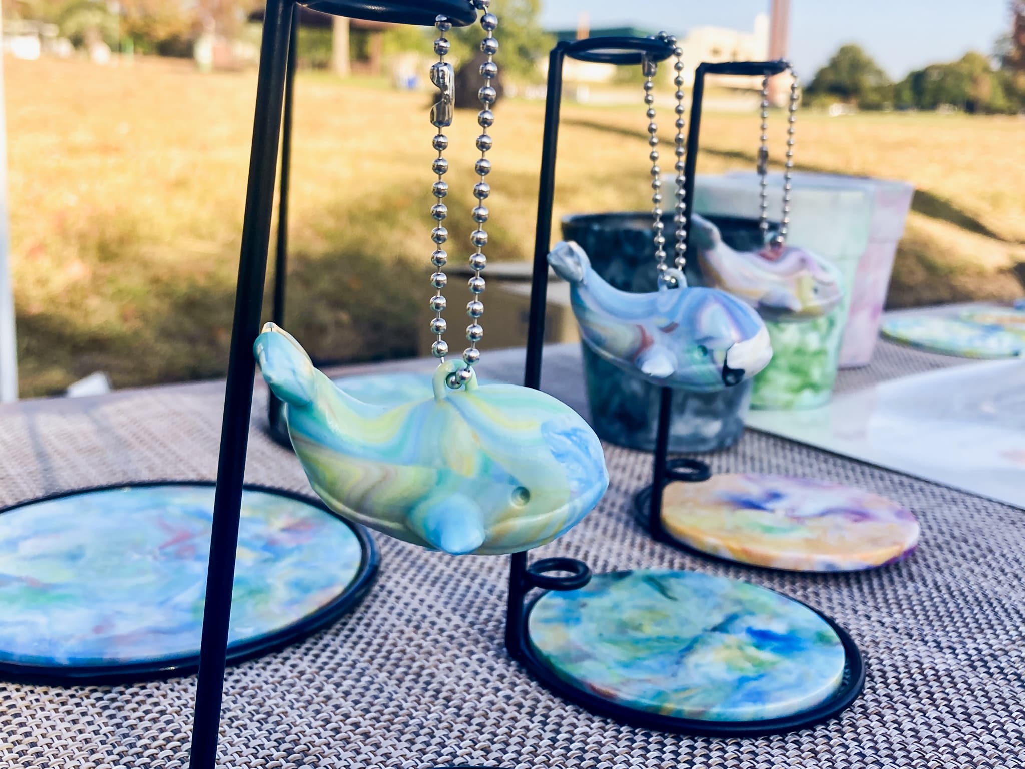 馬渡島コースターやリサイクル素材のキーホルダー展示