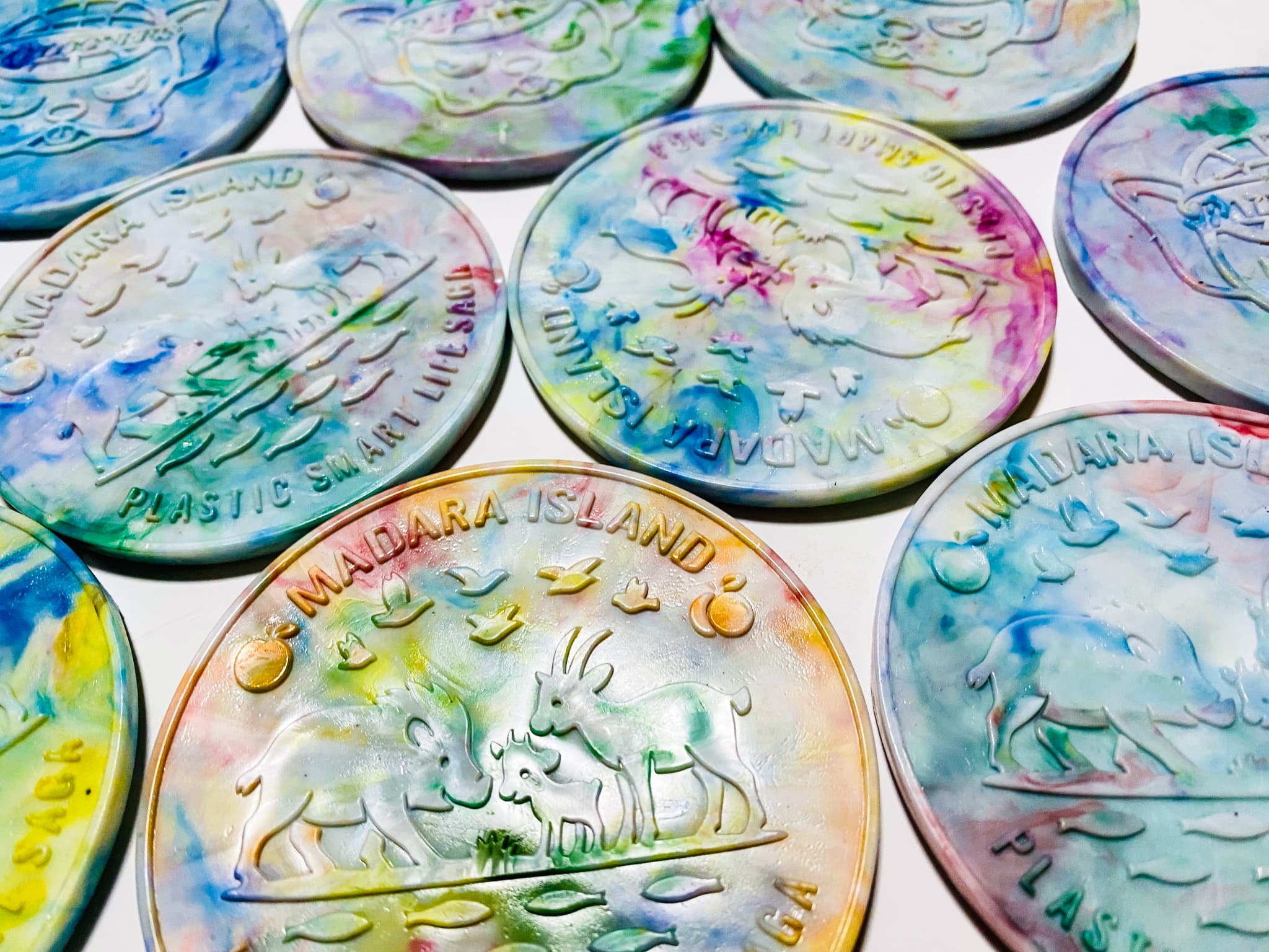 馬渡小中学校の子どもたちがデザインした限定コースター