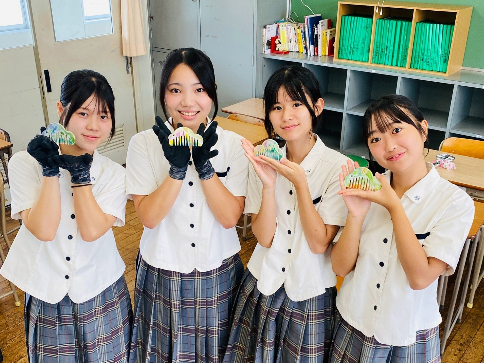 緑や黄色のマーブル模様に仕上がった松モチーフの櫛「Re comb」(仮称)のクローズアップ