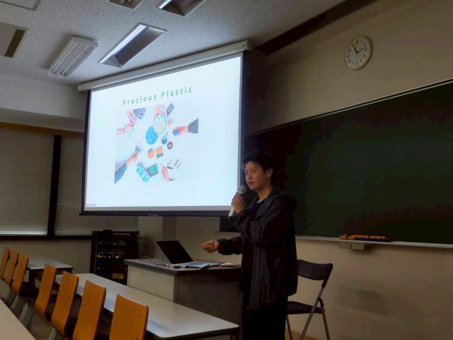 Precious Plasticのスライドを映しながら海洋プラスチックの取り組みを説明する講義の様子