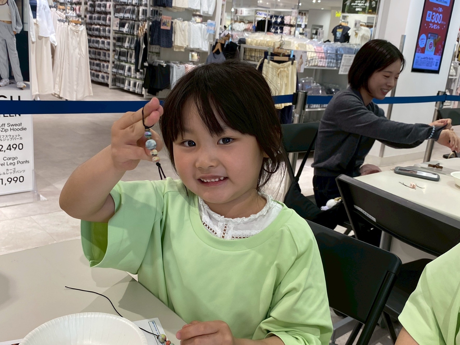 カラフルなアップサイクルビーズの成形