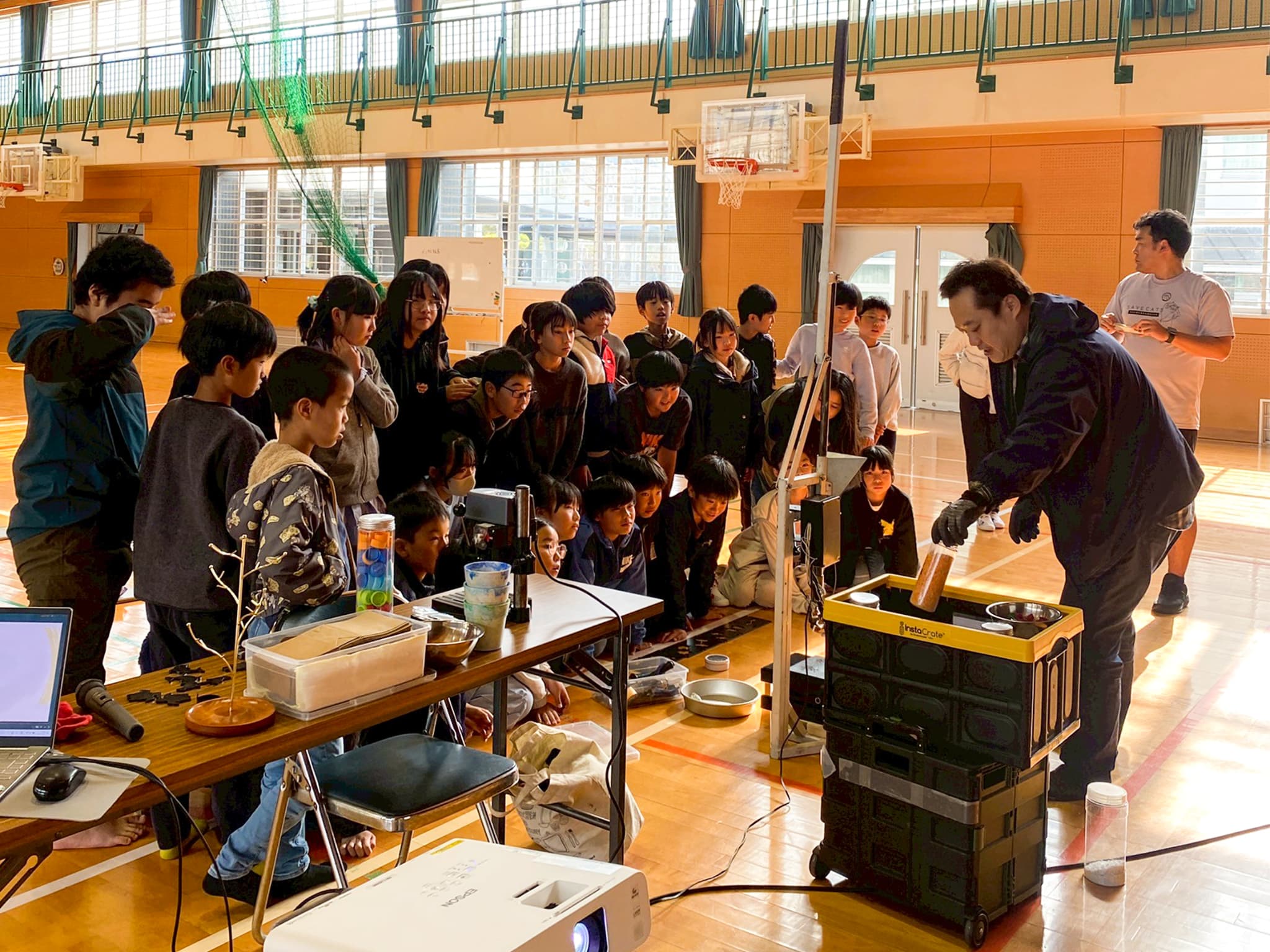 児童が射出成型機でキーホルダーを制作