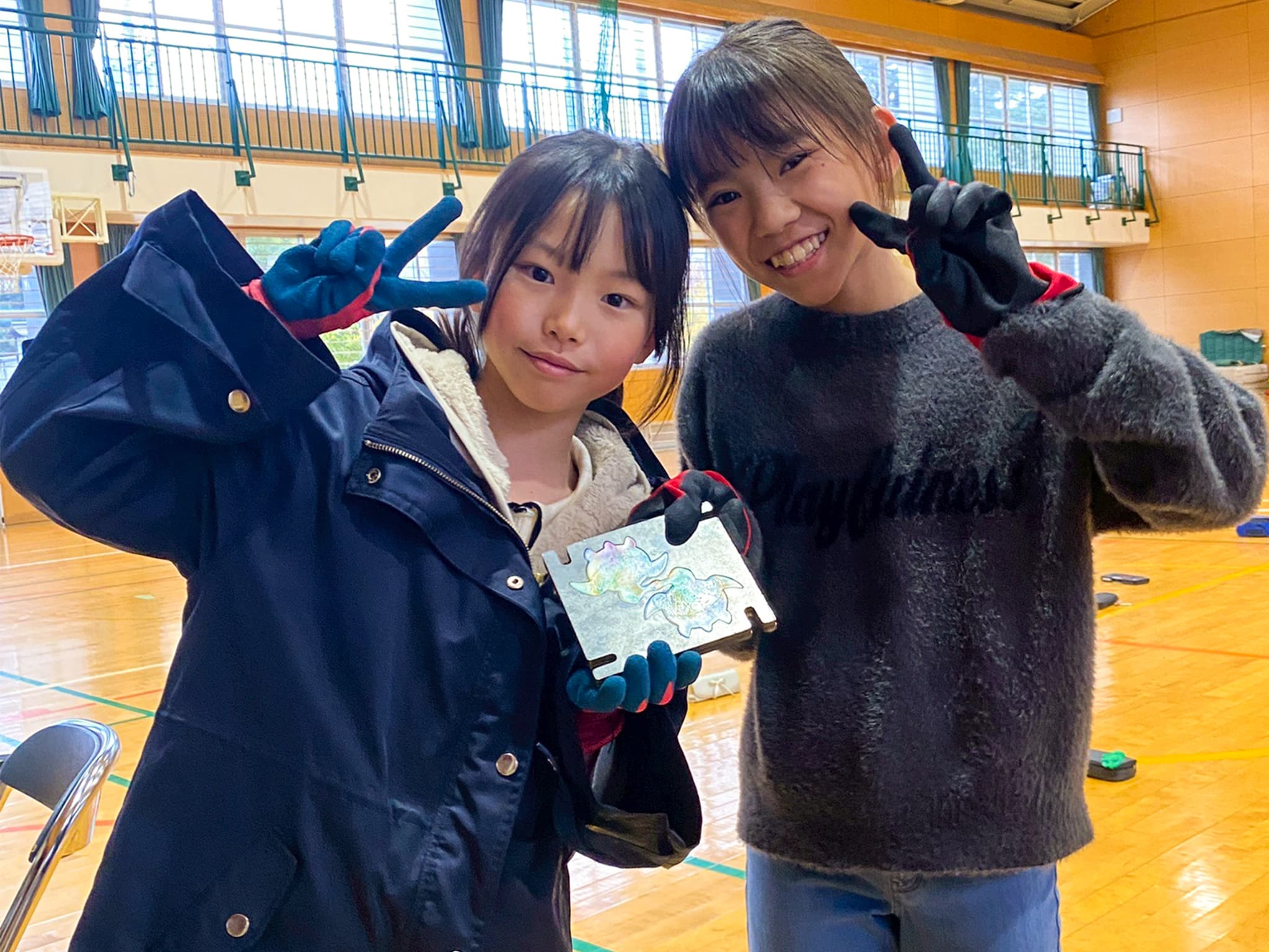 デジタル波絵馬に海への願いを書く児童たち