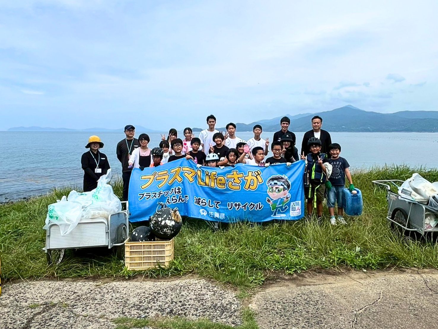高島小学校全校児童によるビーチクリーン集合写真（佐賀県唐津市・高島）