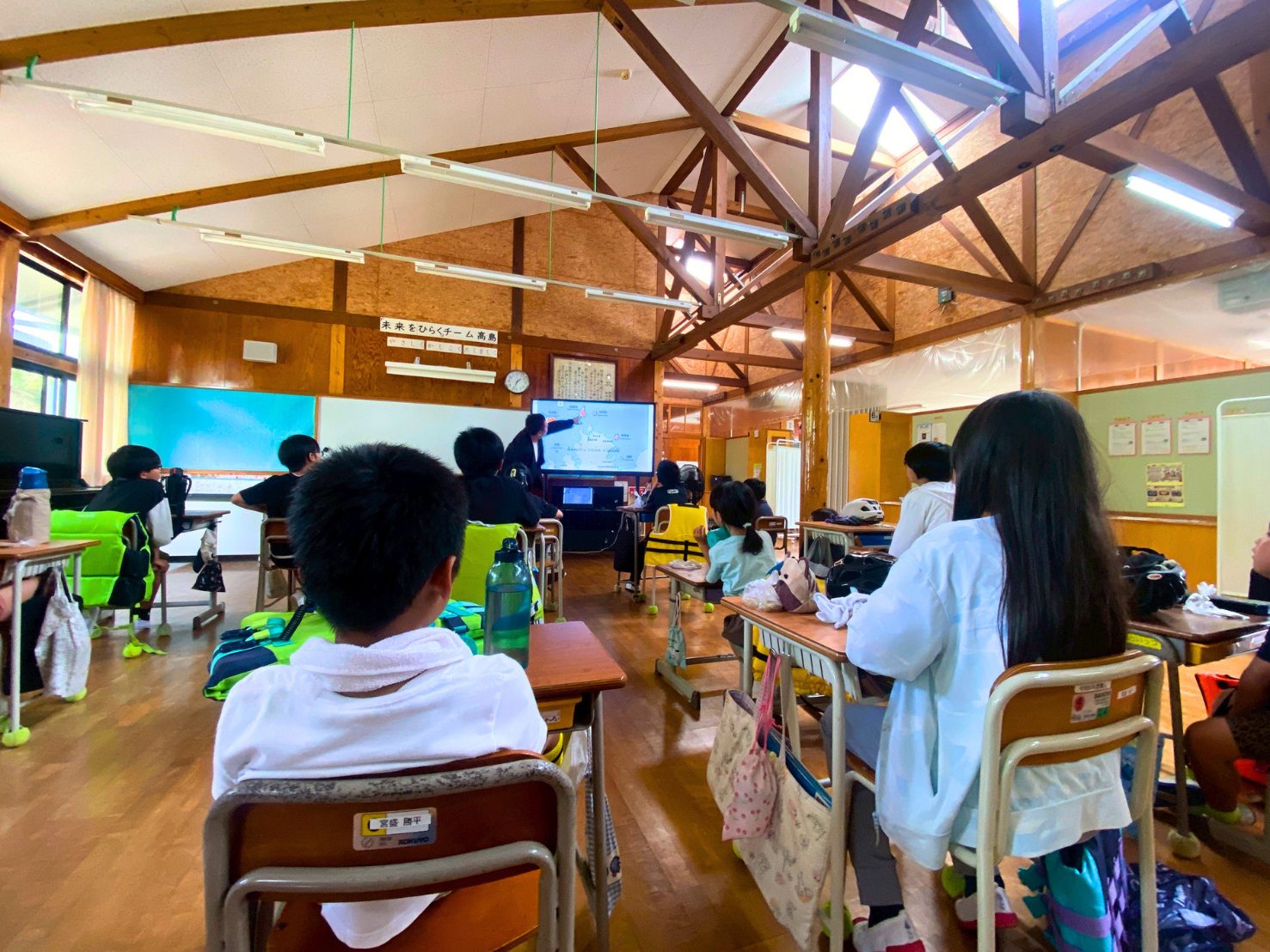 高島小学校の教室での海ごみについての環境学習