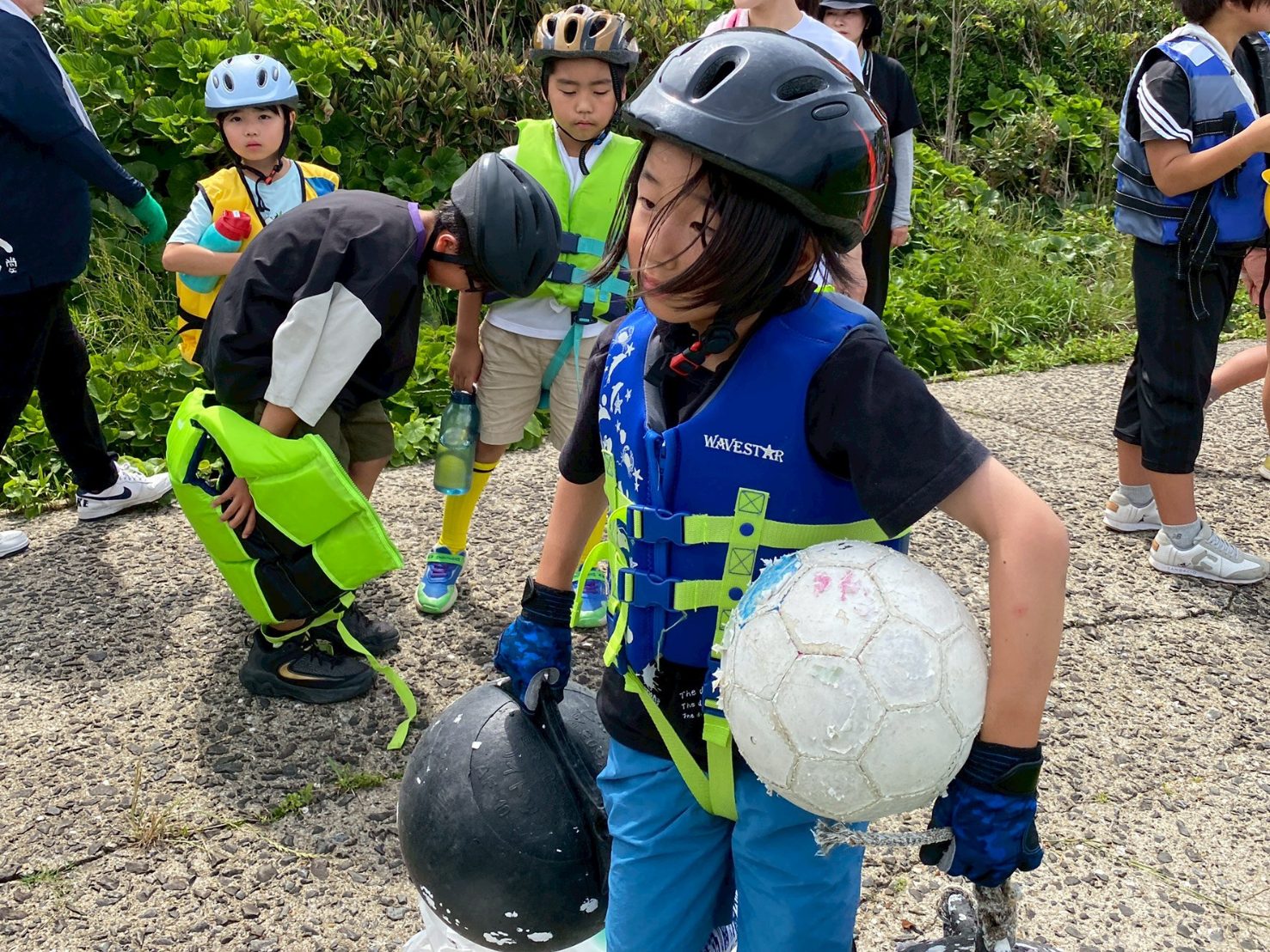海岸で拾われた浮き球とすり減ったサッカーボール