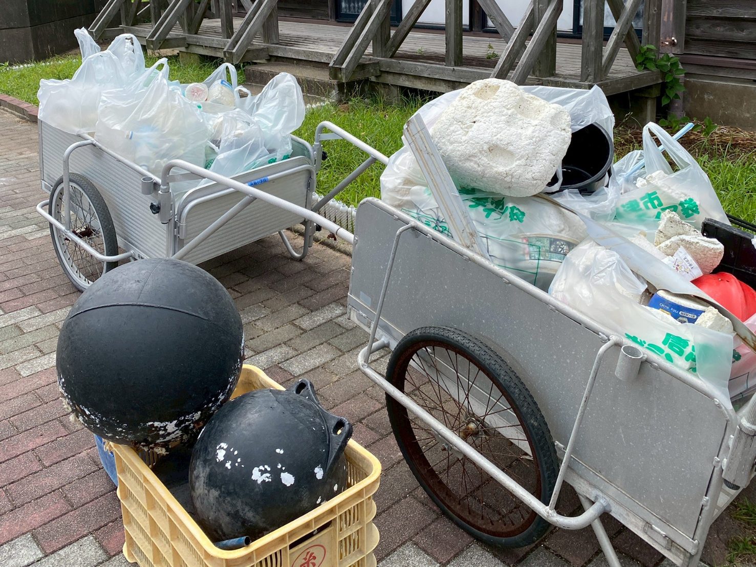 回収した海ごみでいっぱいになったリヤカー2台