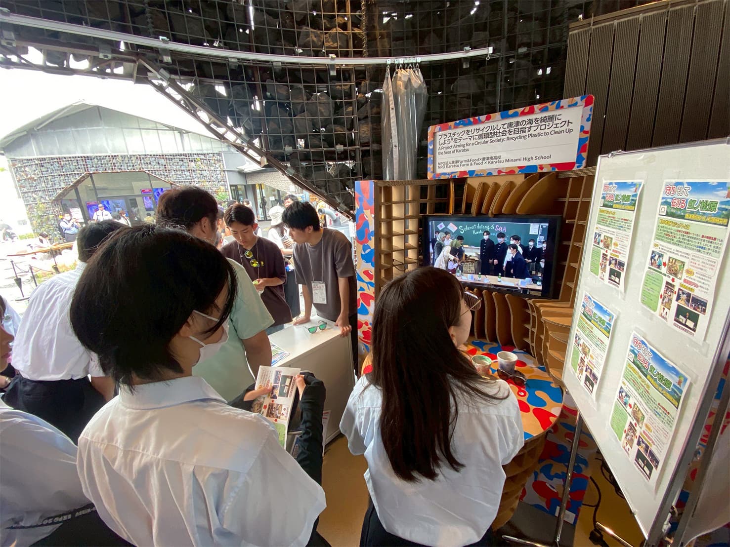 卒業生による展示説明