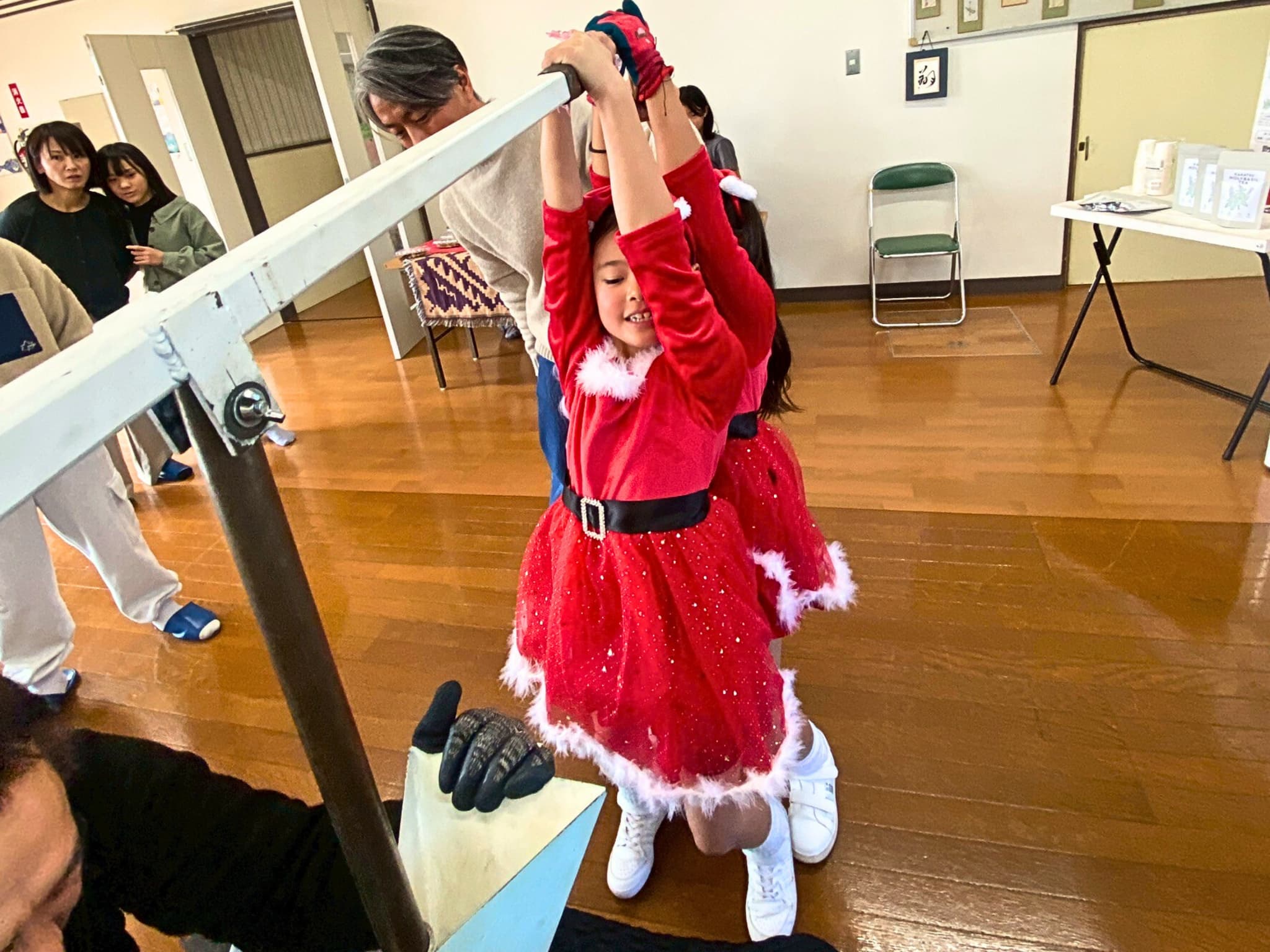 射出成型機でキーホルダーを制作する子どもたち