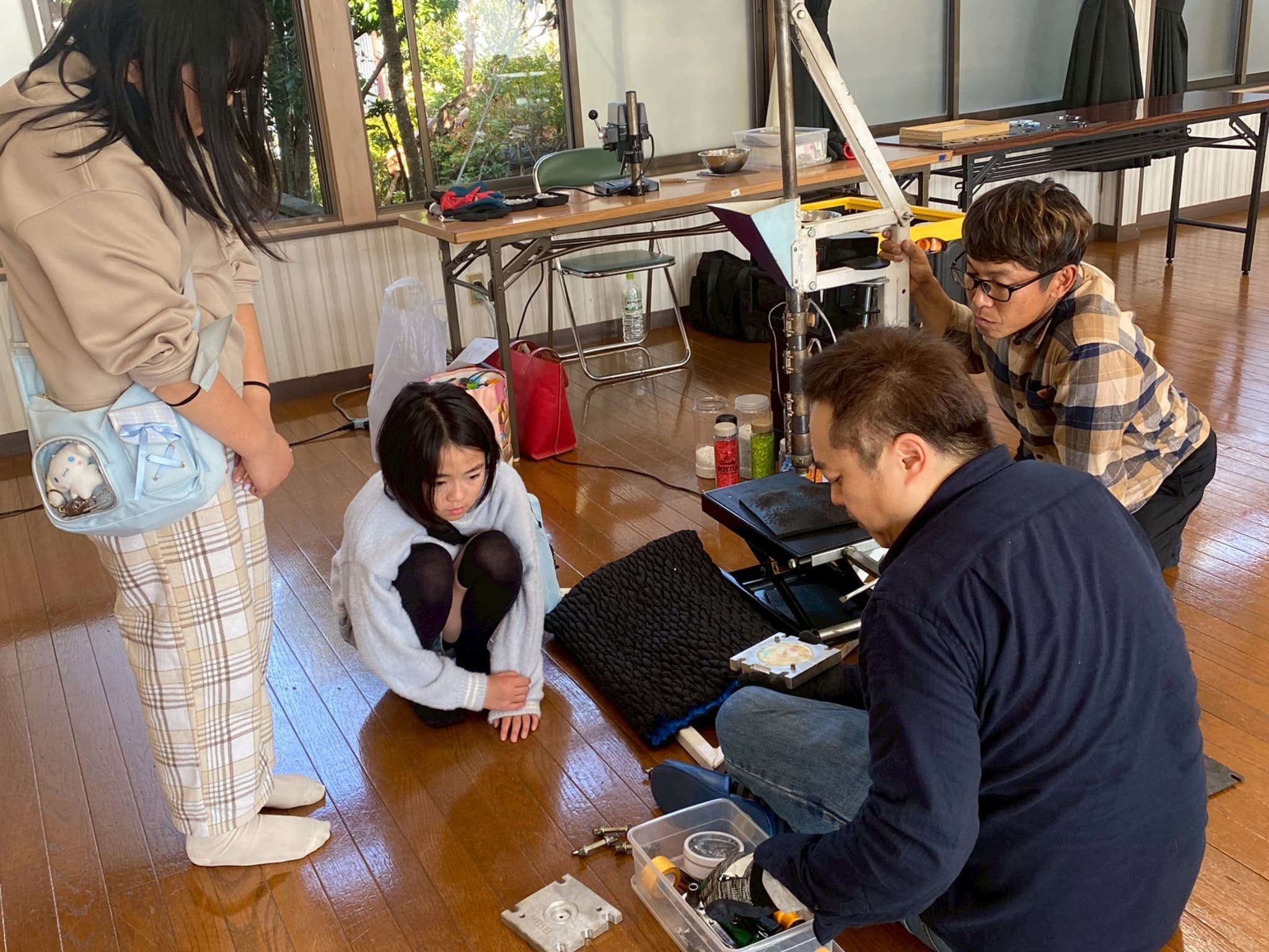 ペットボトルキャップの寄附を受け取る様子