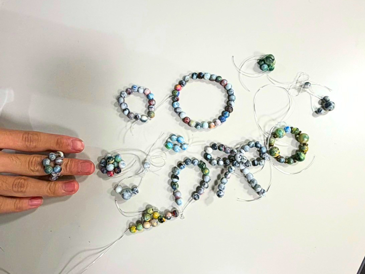早稲田大学Precious Plastic WASEDAで仕上げ作業中のアクセサリー