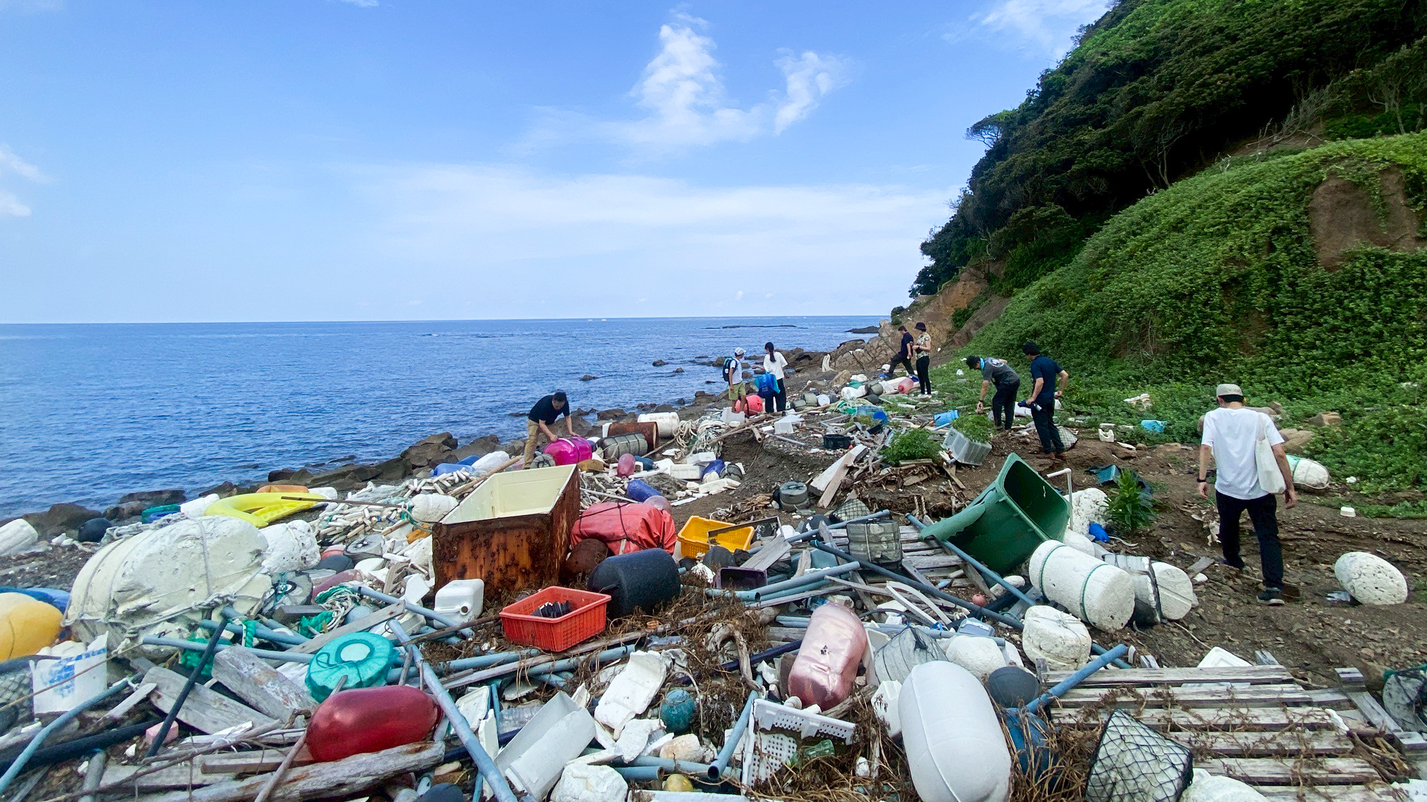 対馬の海岸でのビーチクリーン活動